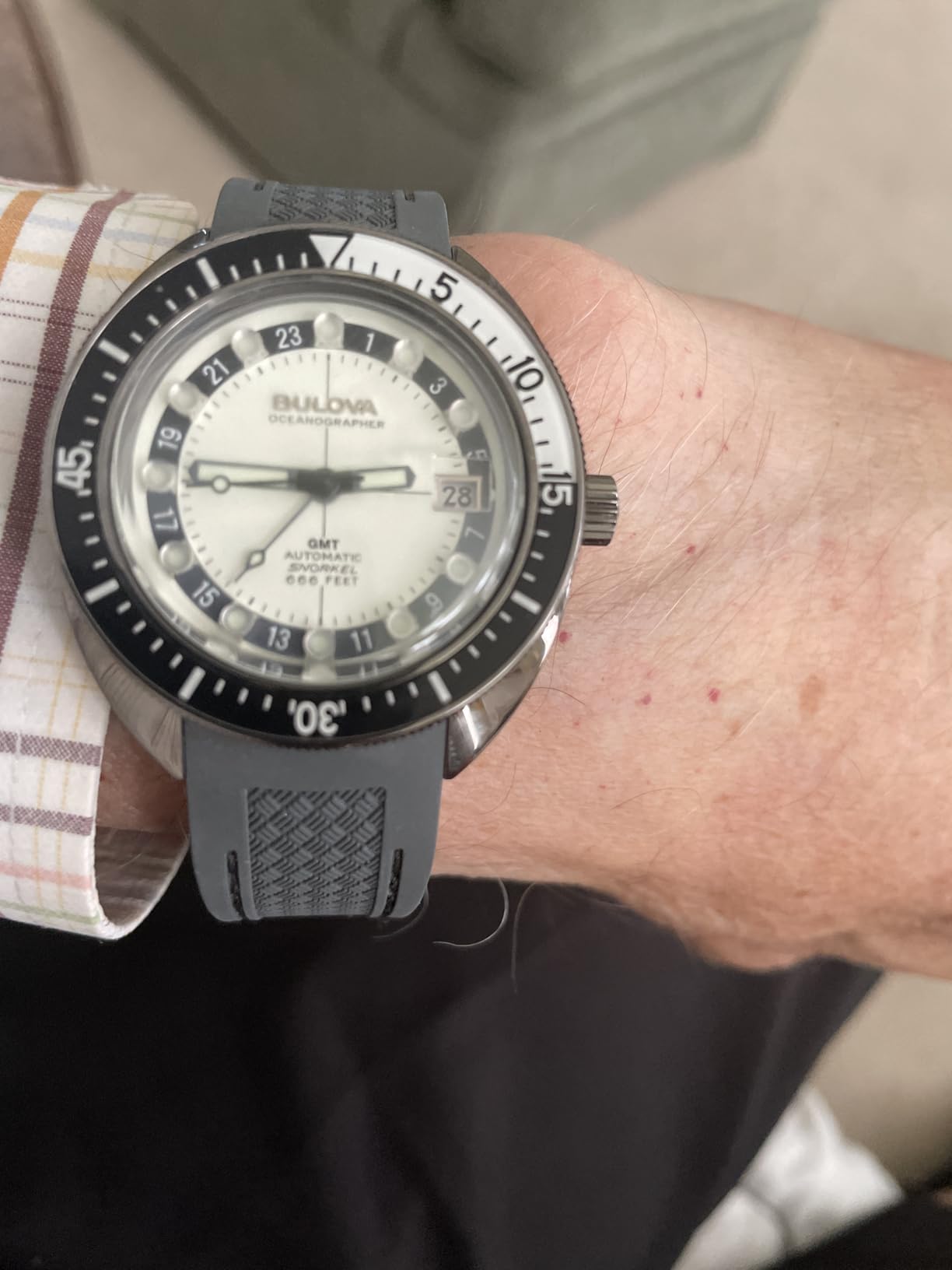 Bulova Men's Oceanographer Snorkel GMT Automatic Grey Ion Plated Stainless Steel Case Watch, Black and White Unidirectional Rotating Bezel, Gray Silicone Strap, White Dial Style:98B407 customer photo 1