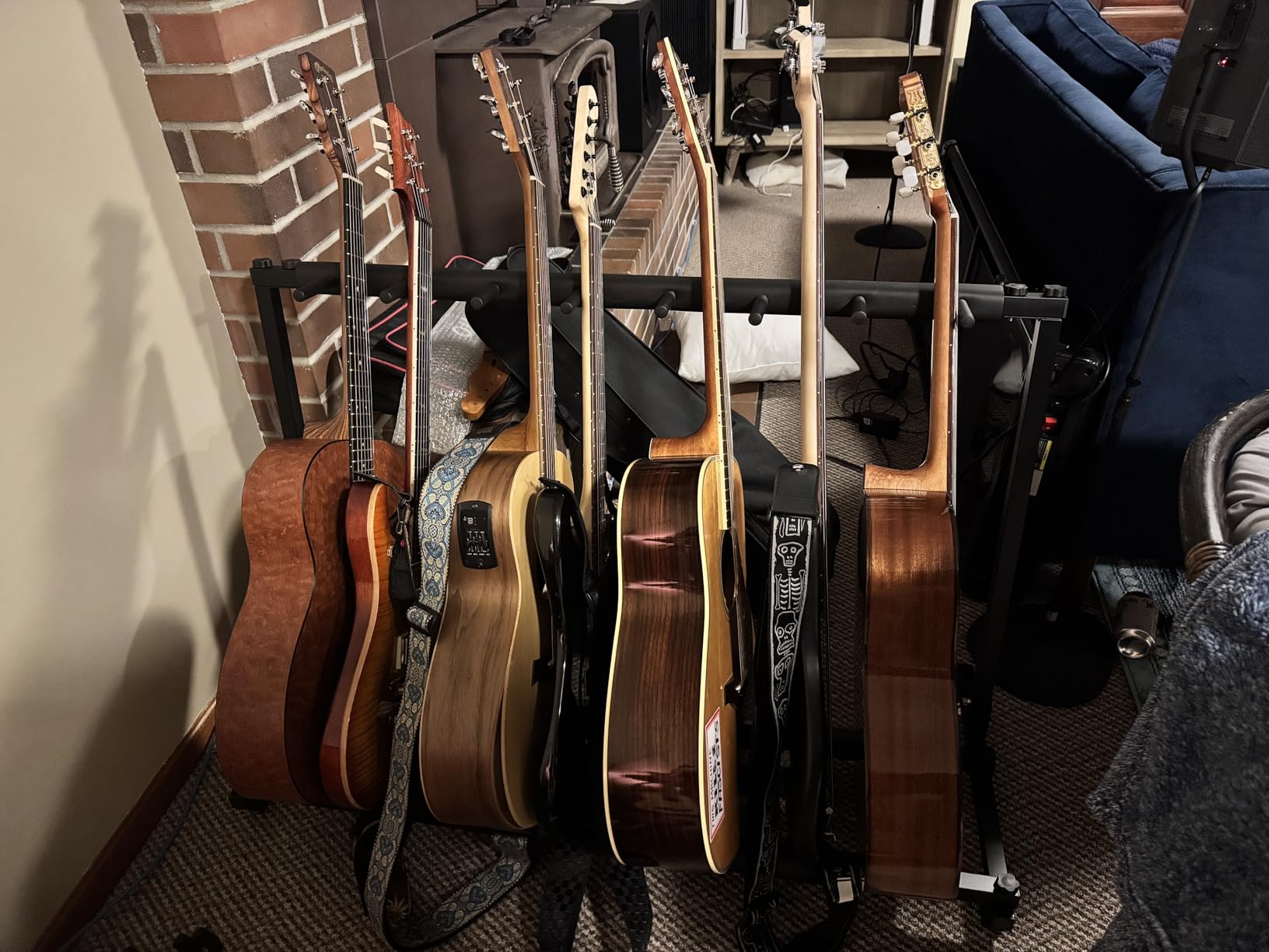 AODSK 5 Multi Guitar Stand Rack with Folding Design,Multiple Guitars Stand,Portable Black Guitar Holder,Black Guitar Display Holder for Guitar & Bass,Studio & Home (Square-5 Holder) customer photo 2
