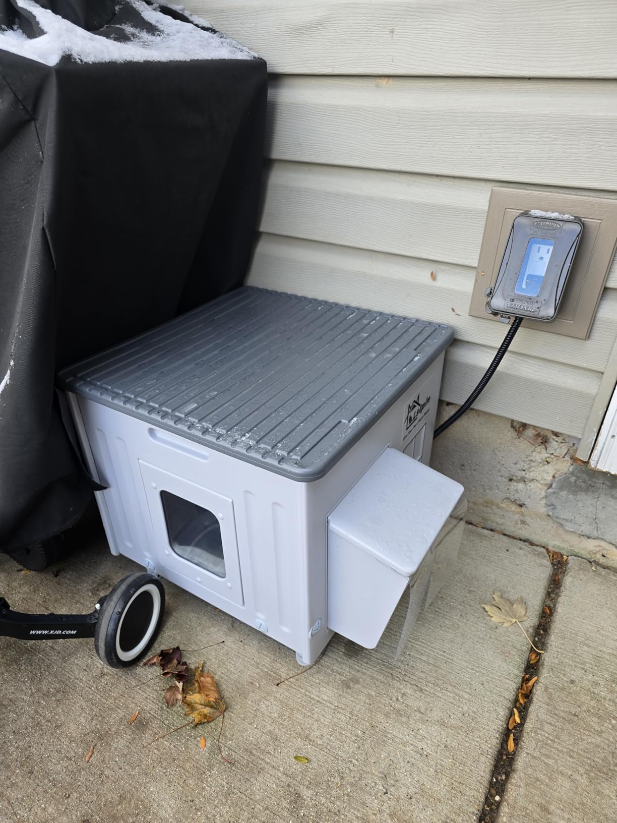 Large Heated Cat House for Outside Cats in Winter, Lslpin Weatherproof & Insulated Outdoor Feral Cat House with Escape Door,Outside Cats House Shelter with Heating Pad 21.6×16.9×17.5 customer photo 2