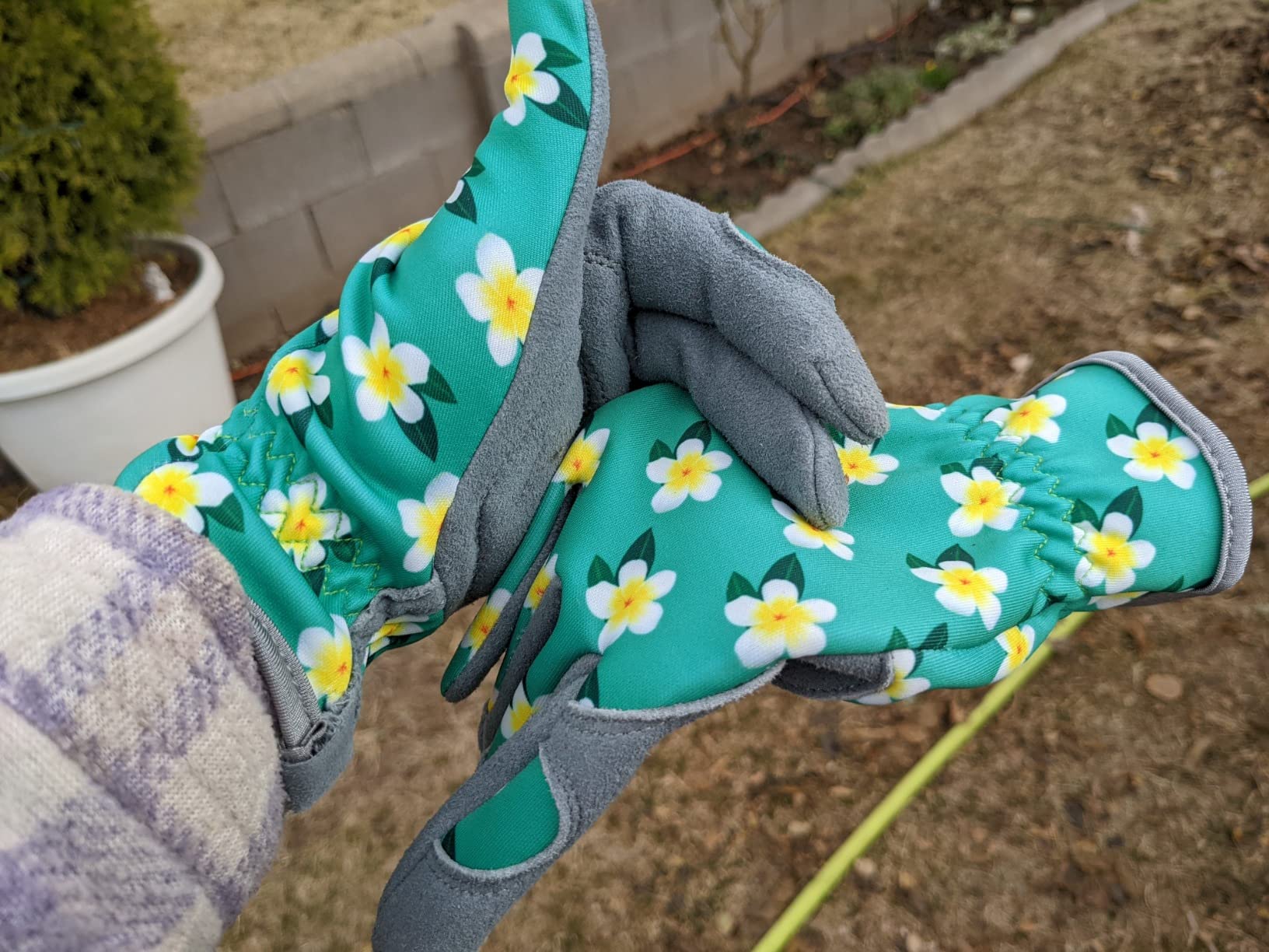 SKYDEER Premium Genuine Deerskin Suede Women's Gardening Gloves, Ultra-Soft Padded, Comfort Fit for Work (SD6611LL/M) customer photo 1