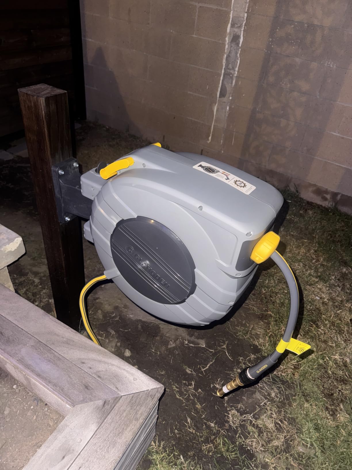 Retractable Garden Hose Reel, 5/8 in x 100 ft UV Resistant Heavy Duty Water Hose Reel with Automatic Slow Rewind & Any Length Lock, 180° Swivel Wall Mount Hose Reels for Outside, 3/4 in Brass Fitting customer photo 2