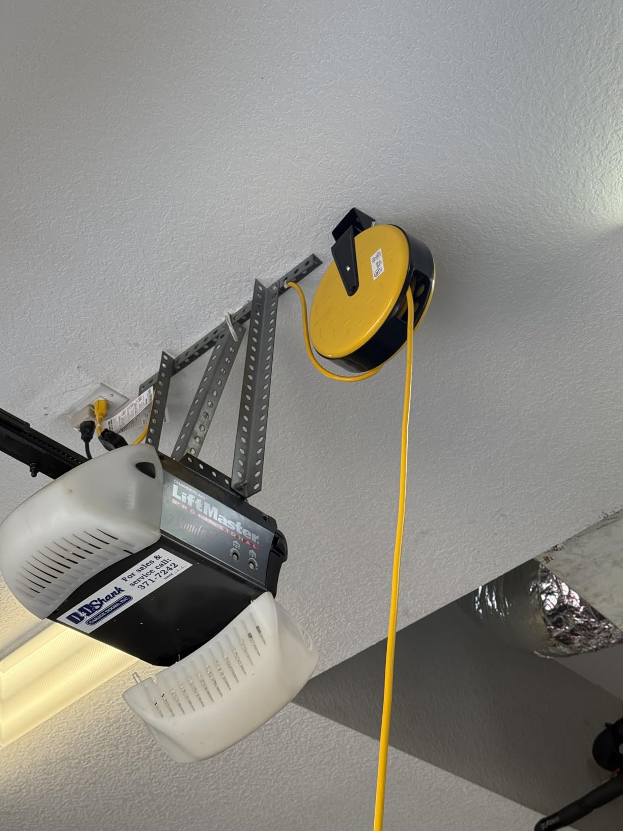 30 Ft Retractable Extension Cord Reel, 16/3 Gauge SJTW Power Cord with 3 Electrical Outlets Pigtail for Garage and Shop, 10 Amp Circuit Breaker, Metal Plate, UL Listed, Yellow Y30CR06 customer photo 2