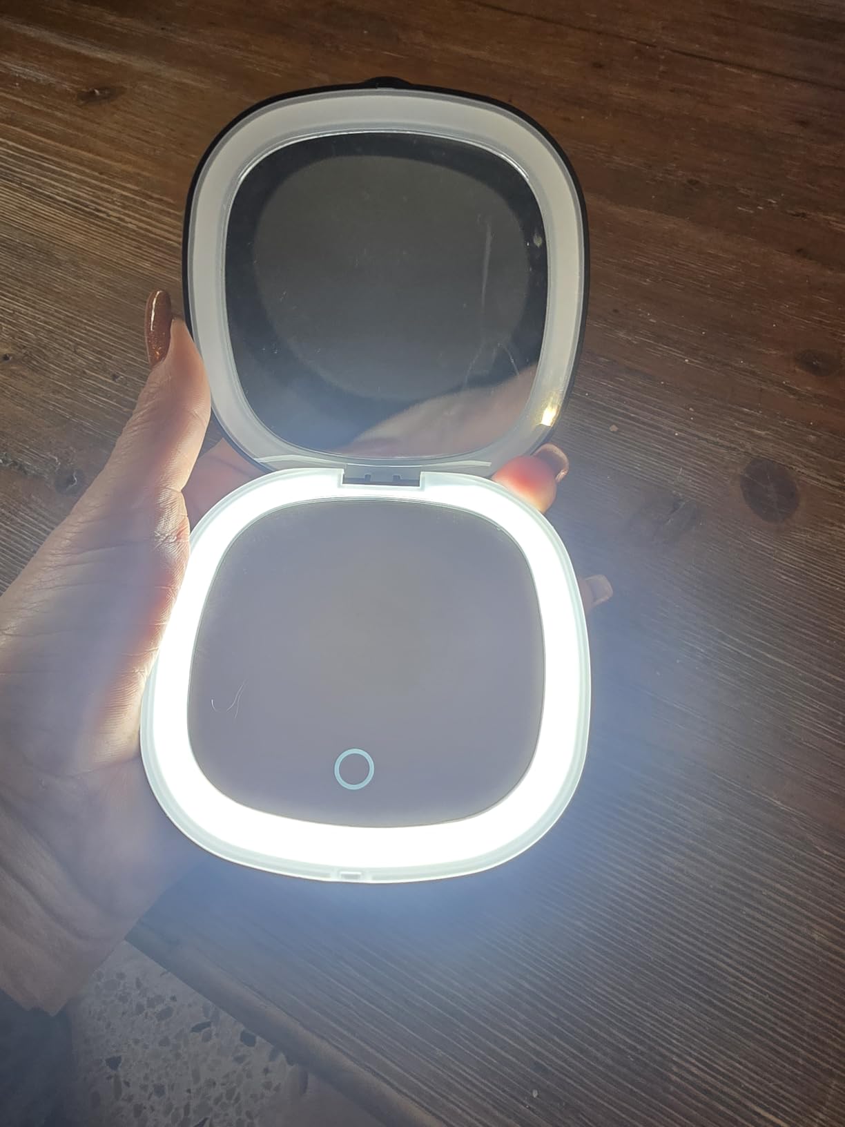 WOBSION 1x/10x Rechargeable Lighted Travel Makeup Mirror customer photo 1