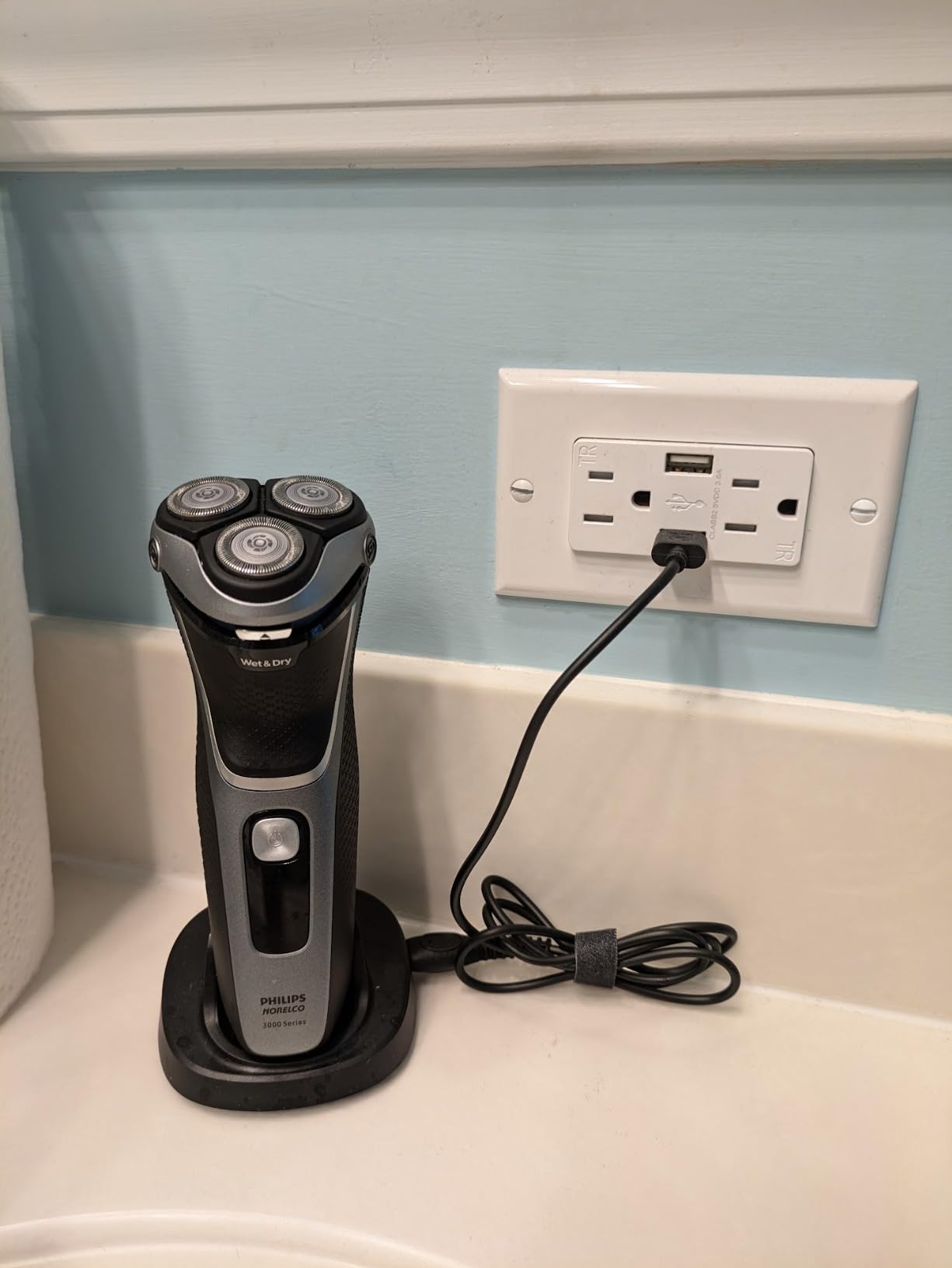 Philips Norelco 3900 Electric Shaver, Storm Blue customer photo 1