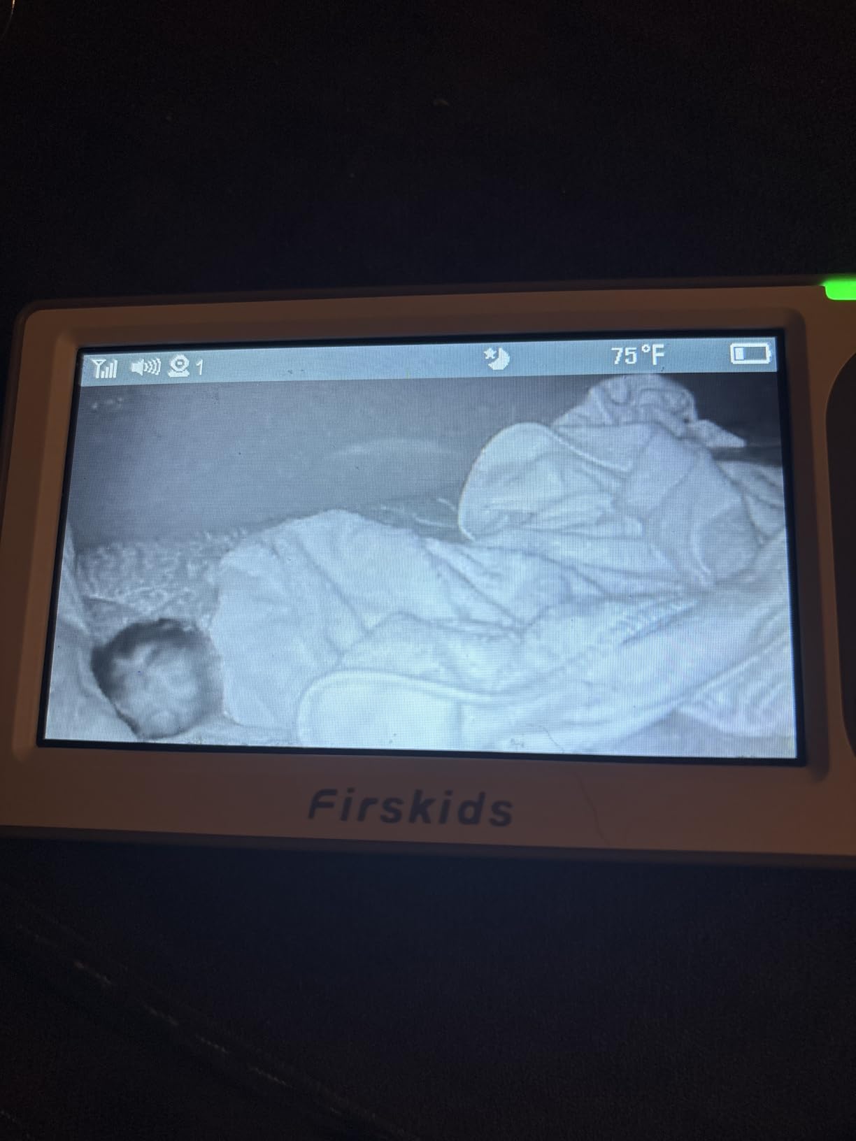 Split-Screen Baby Monitor with 2 Cameras No WiFi, 30H Battery, Pan-Tilt-Zoom, Monitor para bebés with Night Vision, 2-Way Audio, Room Temp Sensor, Lullaby, Plug & Play - Ideal for Travel customer photo 2