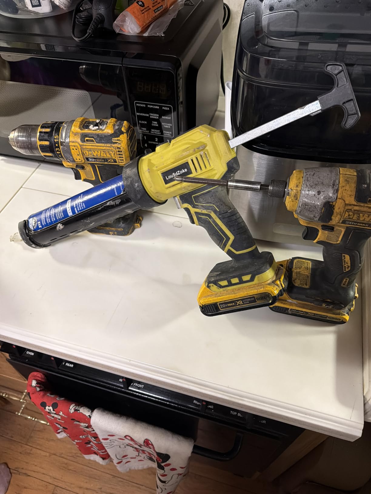 Cordless Caulking Gun Compatible for DeWalt 20V Max Battery, 10 Oz/300ml Electric Silicone Gun,with LED Light,4 Adjustable Speed for Filling, Sealing, Repair（No Battery） customer photo 1