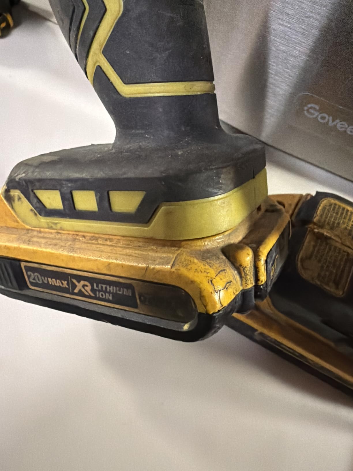 Cordless Caulking Gun Compatible for DeWalt 20V Max Battery, 10 Oz/300ml Electric Silicone Gun,with LED Light,4 Adjustable Speed for Filling, Sealing, Repair（No Battery） customer photo 2
