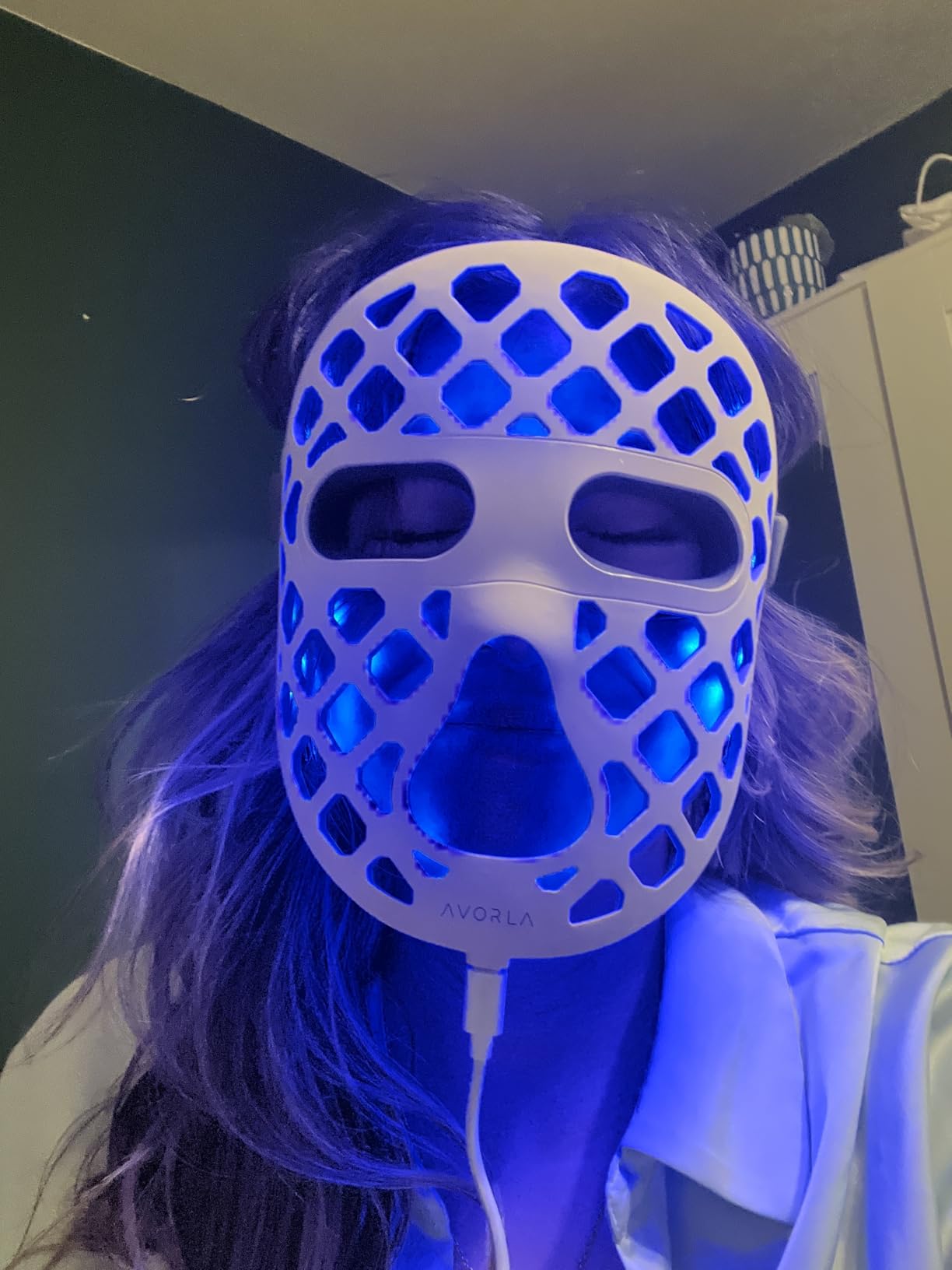 Avorla Beauty LED mask – Red Light & Infrared Light Therapy Face Mask for Wrinkles – Blue Light for Acne – Multi-wavelength for Skincare – Rechargeable for Home Use and Travel (Off white) customer photo 1