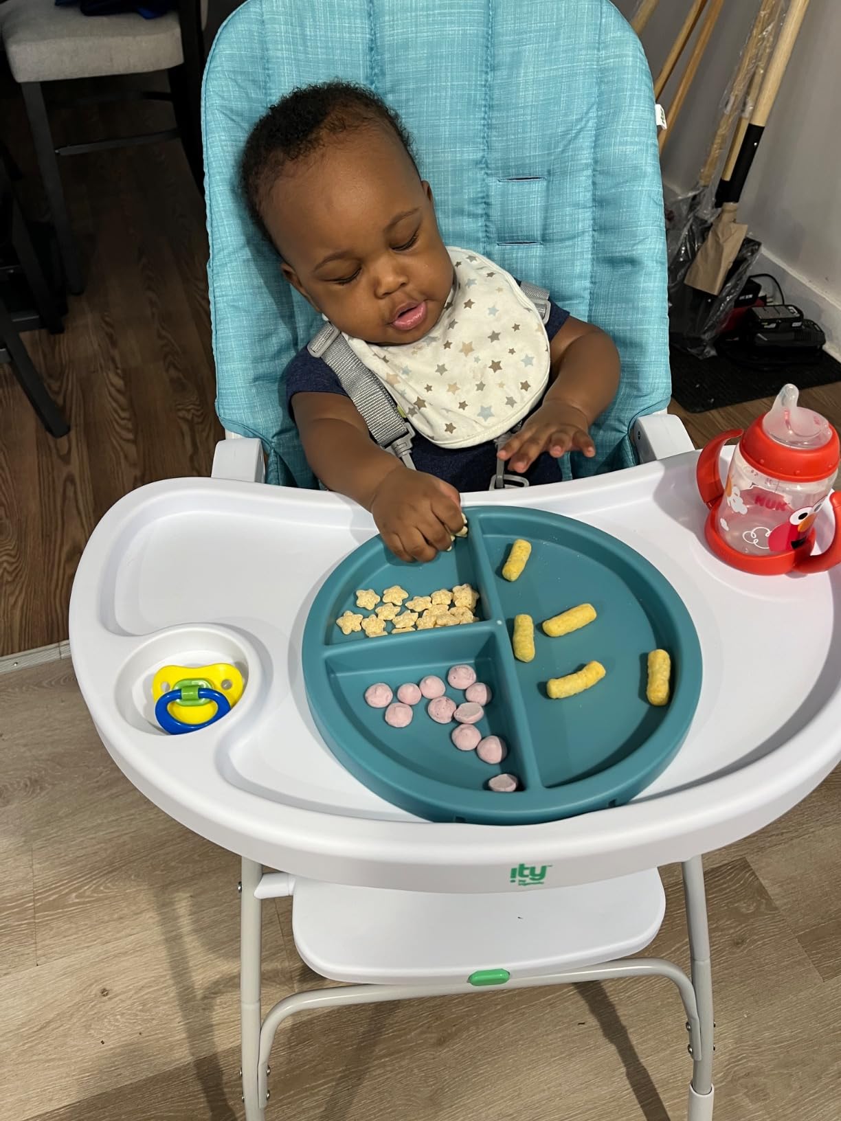 Ingenuity: ity by Ingenuity Sun Valley Compact Folding High Chair, Food-Grade Safe Plate, Safety Harness, for Ages 6 Months and Up, Unisex - Grey customer photo 2