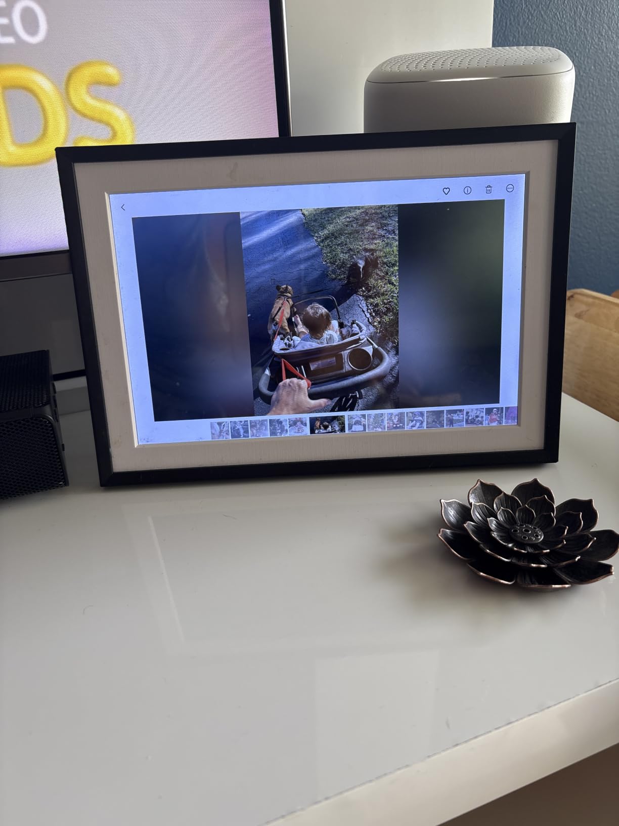 Dragon Touch 10.1'' WIFI Digital Picture Frame - 1280*800 HD IPS Touch Screen Digital Photo Frame Display, Auto-Rotate, Share Photos/Videos Instantly via Free App Best Gifts for Birthday, Wedding, Mom customer photo 2