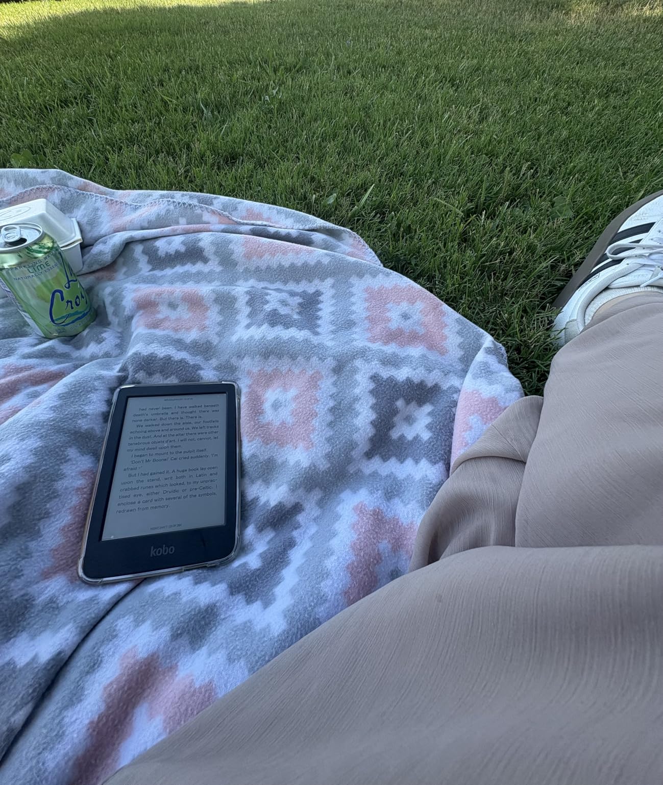 Kobo Clara Colour | eReader | 6” Glare-Free Colour E Ink Display | Dark Mode Option | Waterproof | Audiobooks | 16GB of Storage | Black customer photo 1