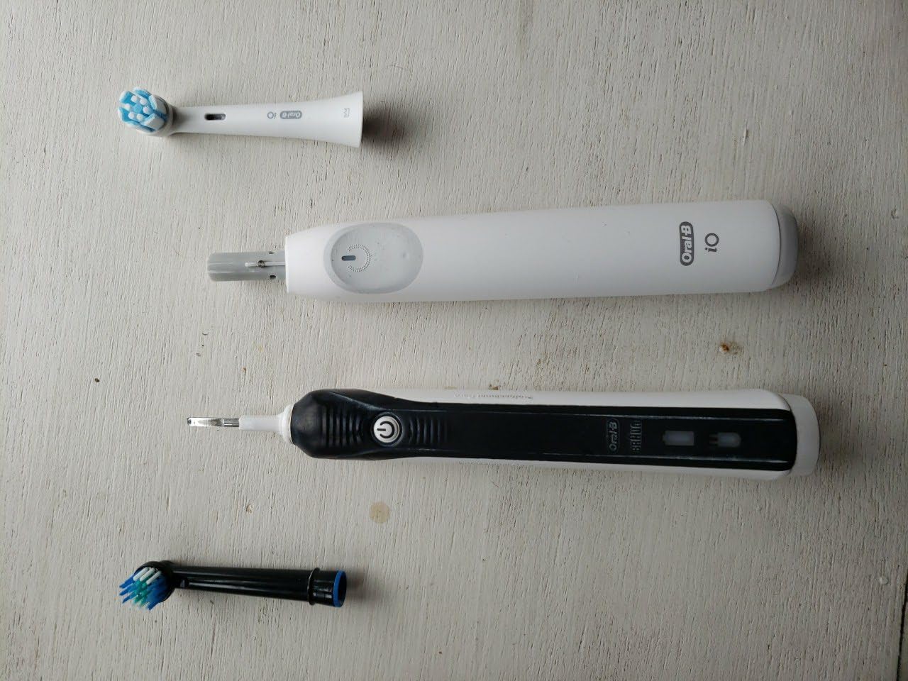 Oral-B Rechargeable Electric Toothbrush, iO2 Starter Kit, 3 Cleaning Modes, Automatic Pressure Sensor to Protect Gums, 2 Brush Heads, Pure White customer photo 1