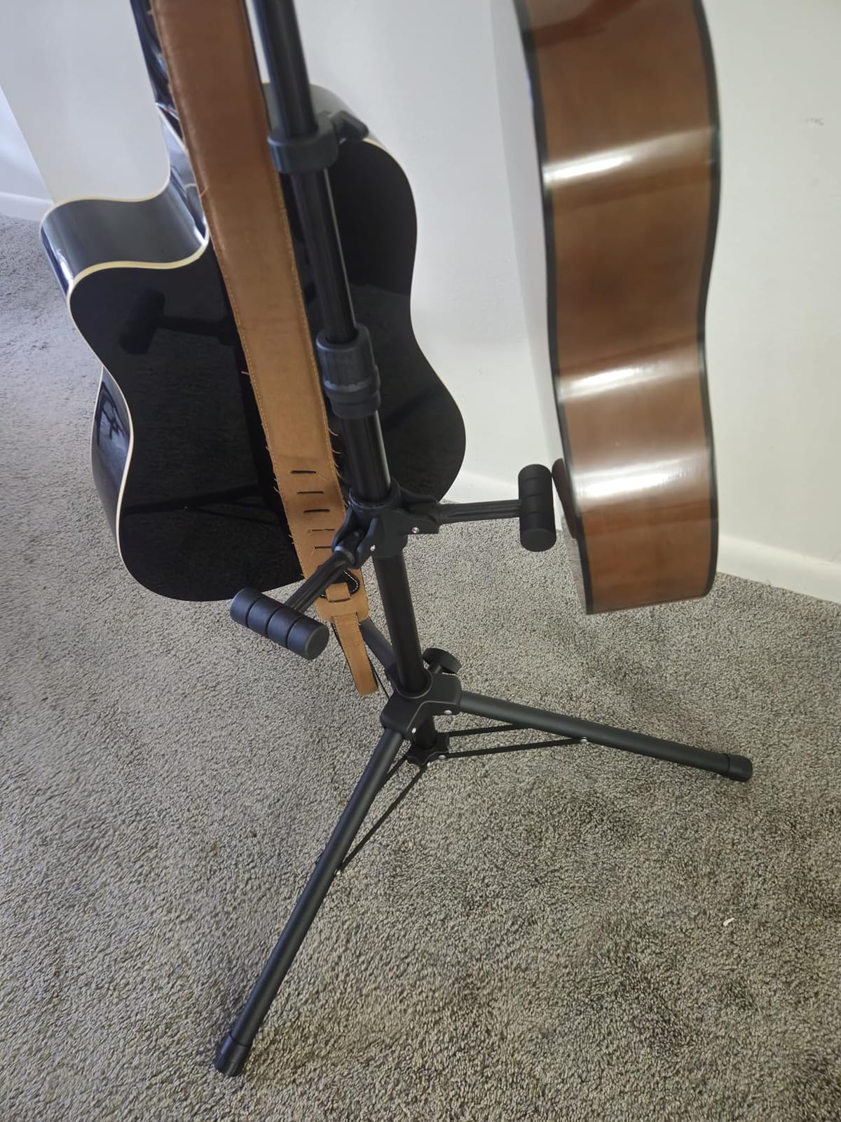 GUITTO Triple Guitar Stand - Heavy Duty 3 Guitar Stand for Acoustic/Electric/Bass/Banjos, Auto-Lock Folding Design, Non-Slip Base & Anti-Rust - Portable for Stage/Travel/Studio GGS-06T customer photo 1