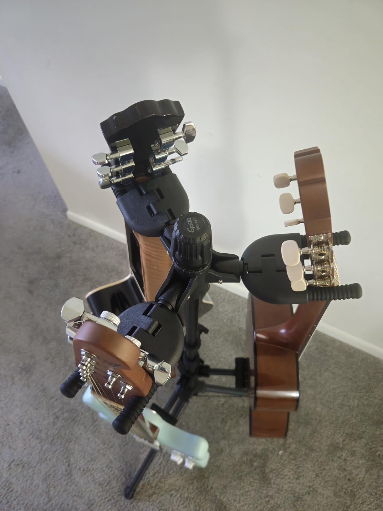 GUITTO Triple Guitar Stand - Heavy Duty 3 Guitar Stand for Acoustic/Electric/Bass/Banjos, Auto-Lock Folding Design, Non-Slip Base & Anti-Rust - Portable for Stage/Travel/Studio GGS-06T customer photo 2