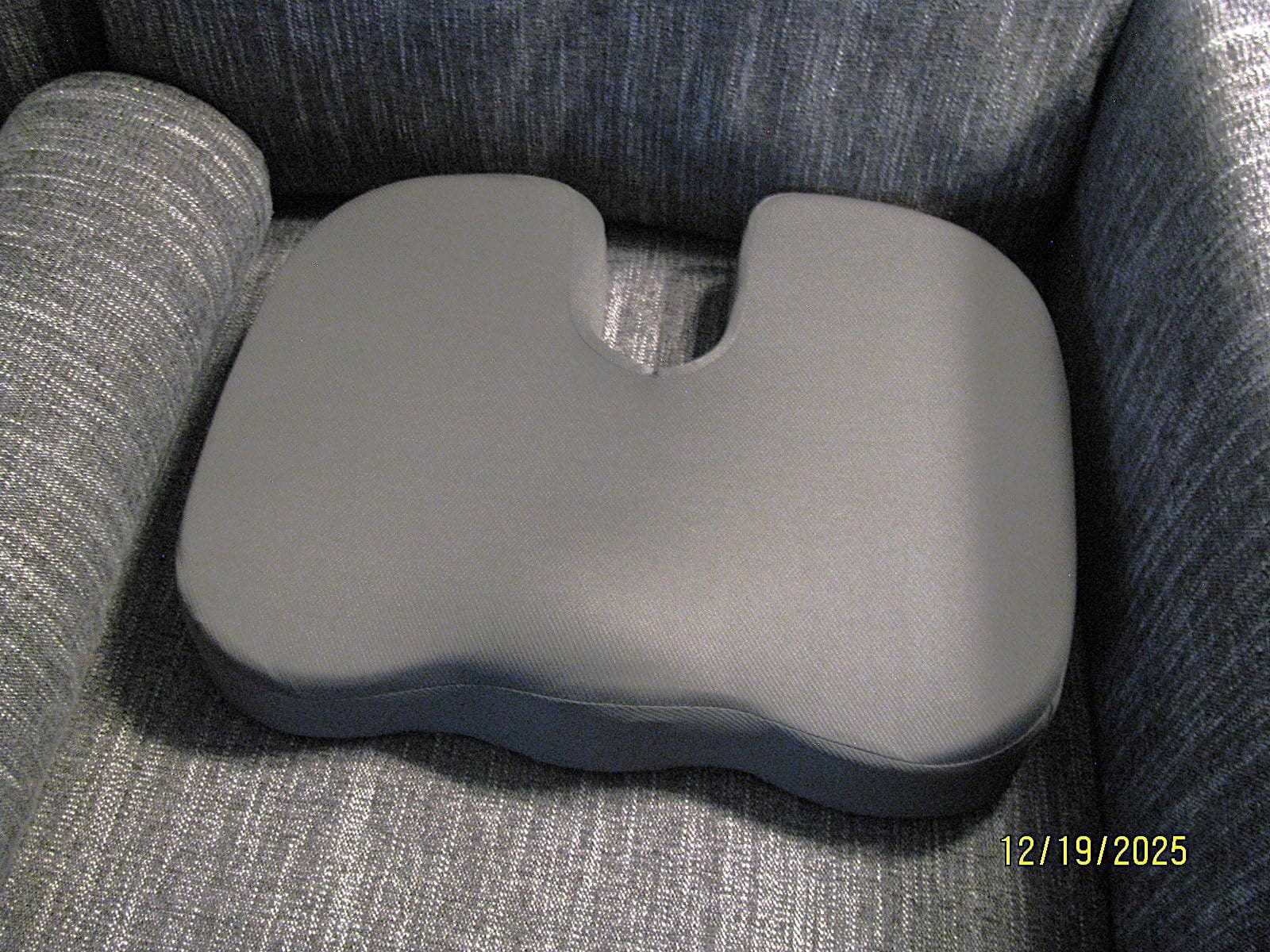 5 STARS UNITED Seat Cushion - Memory Foam & Cooling Gel - Chair Cushion for Tailbone Pain Relief - Ergonomic Support for Coccyx, Sciatica & Butt - Office, Desk & Gaming Chair, Car, Wheelchair, Black customer photo 1