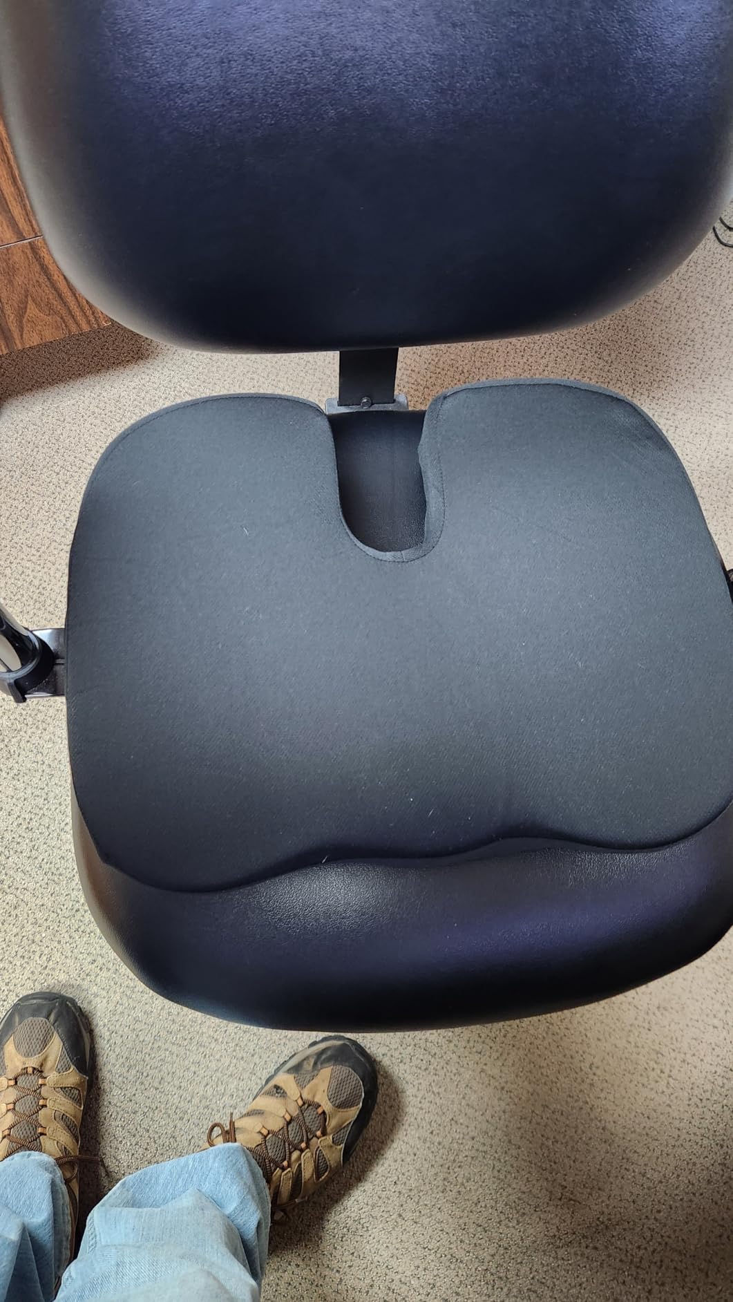 5 STARS UNITED Seat Cushion - Memory Foam & Cooling Gel - Chair Cushion for Tailbone Pain Relief - Ergonomic Support for Coccyx, Sciatica & Butt - Office, Desk & Gaming Chair, Car, Wheelchair, Black customer photo 2