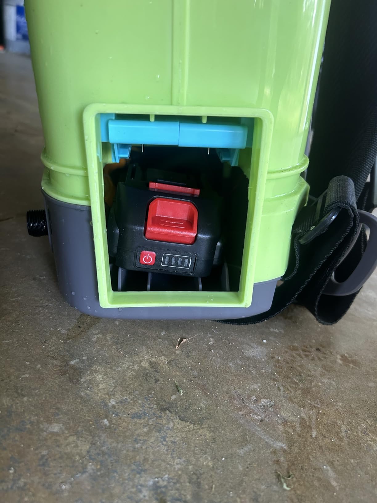 Battery Powered Backpack Sprayer 4 Gallon, VAXMAY 100 PSI Electric Garden Sprayer Works with Makita 18V Battery, Weed Yard Sprayer with Telescopic Wand, 5 Nozzles, 2.6 Ah Battery & Charger Included customer photo 1