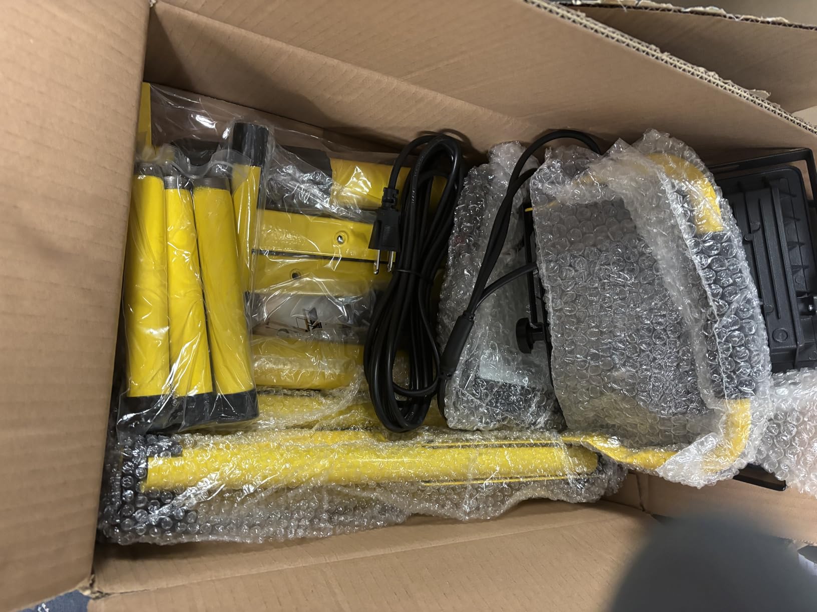 21000LM Tripod Work Light with Stand, 3-Head Adjustable IP66 Waterproof customer photo 1