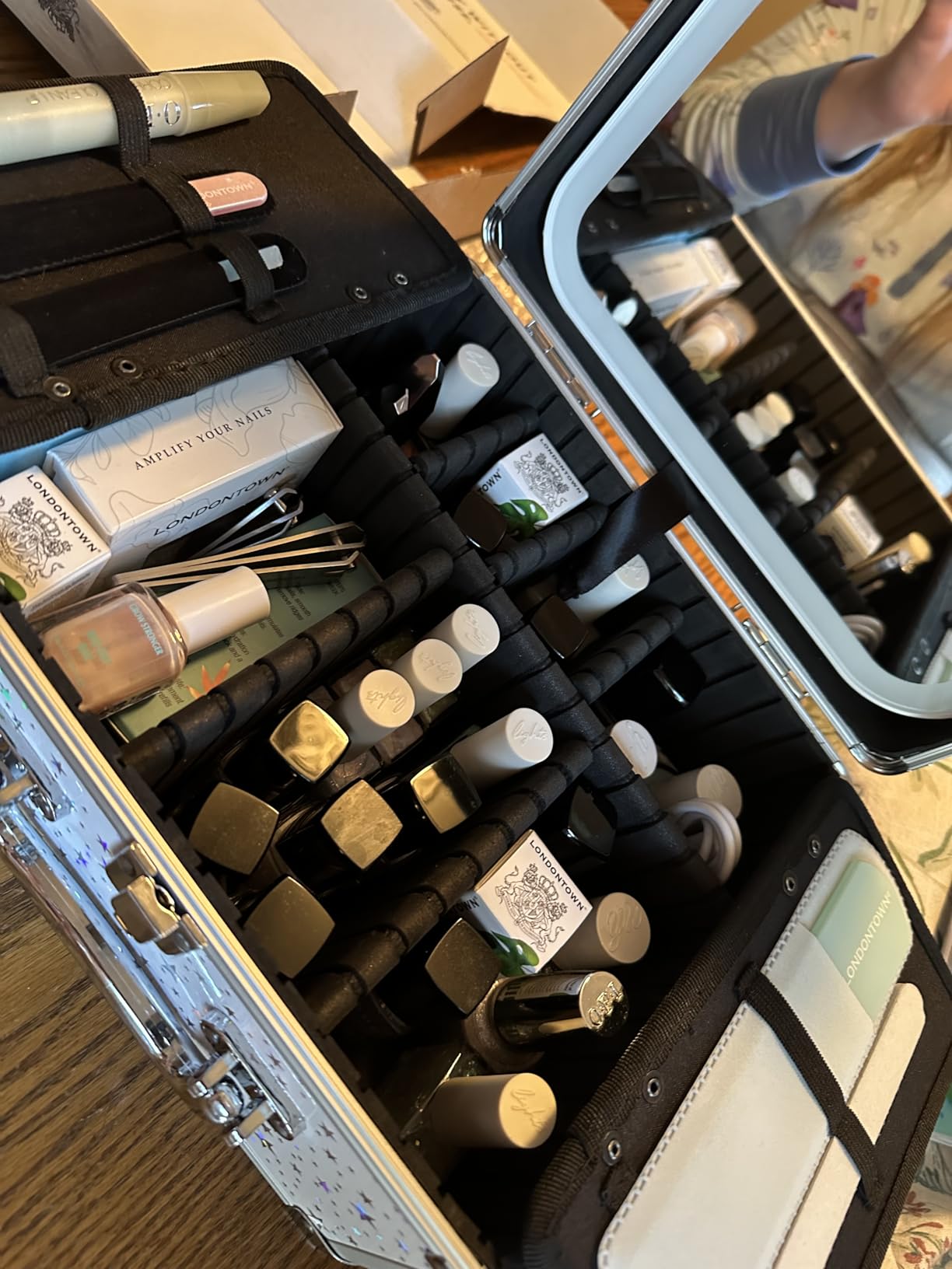 Qislee Makeup Box with Detachable Magnetic LED Mirror, Travel Train Case customer photo 1