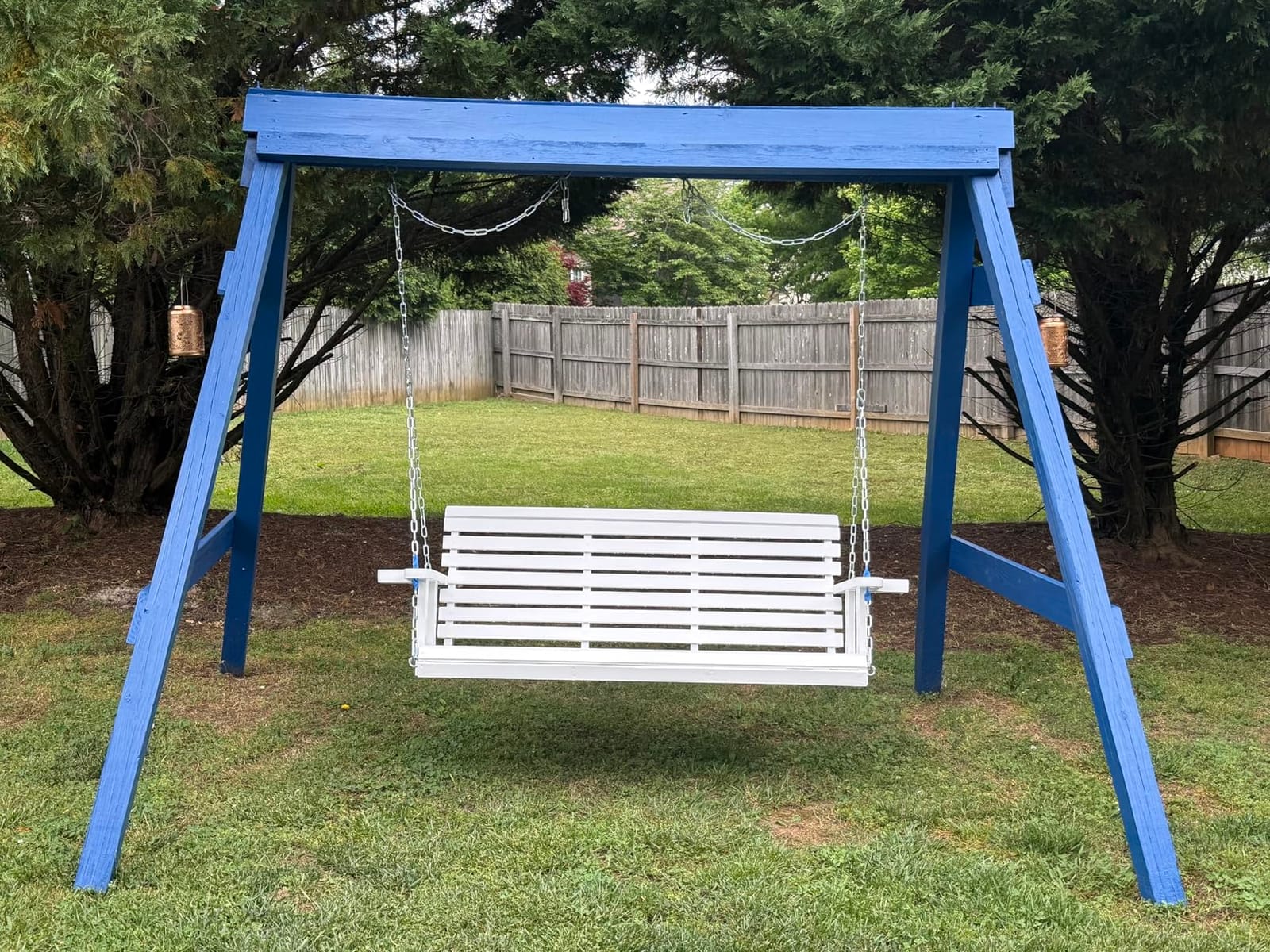 VEVOR Wooden Porch Swing 5 ft, Patio Bench Swing for Courtyard & Garden, Upgraded 880 lbs Strong Load Capacity, Heavy Duty Swing Chair Bench with Hanging Chains for Outdoors, Brown customer photo 2
