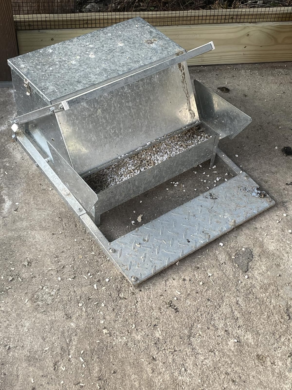 Rat Proof MAX-25Lbs Treadle Chicken Feeder No Waste Poultry Feeder customer photo 1