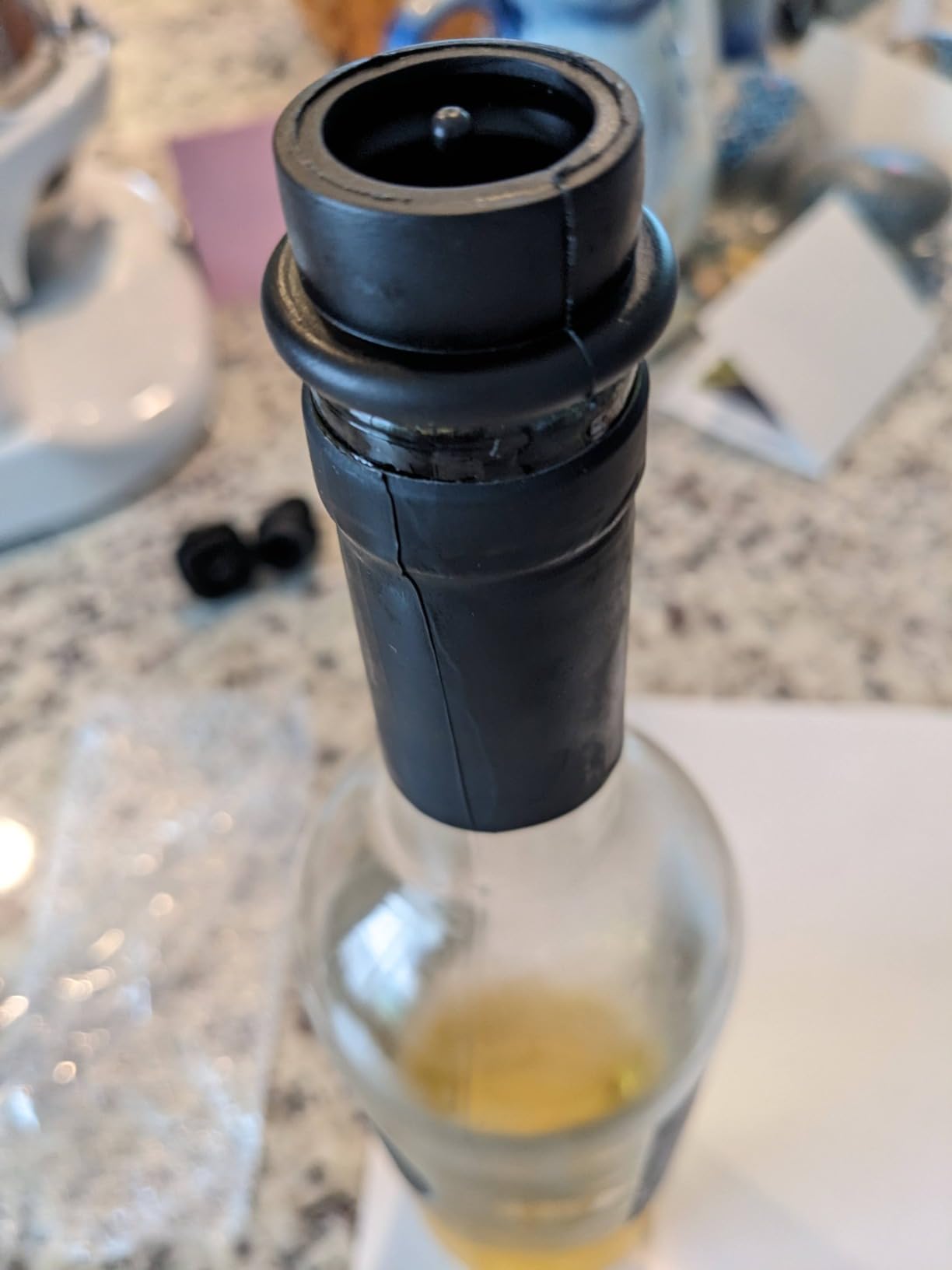 WOTOR Wine Vacuum Pump with 4 Wine Stoppers, Reusable Bottle Sealer, Black customer photo 1