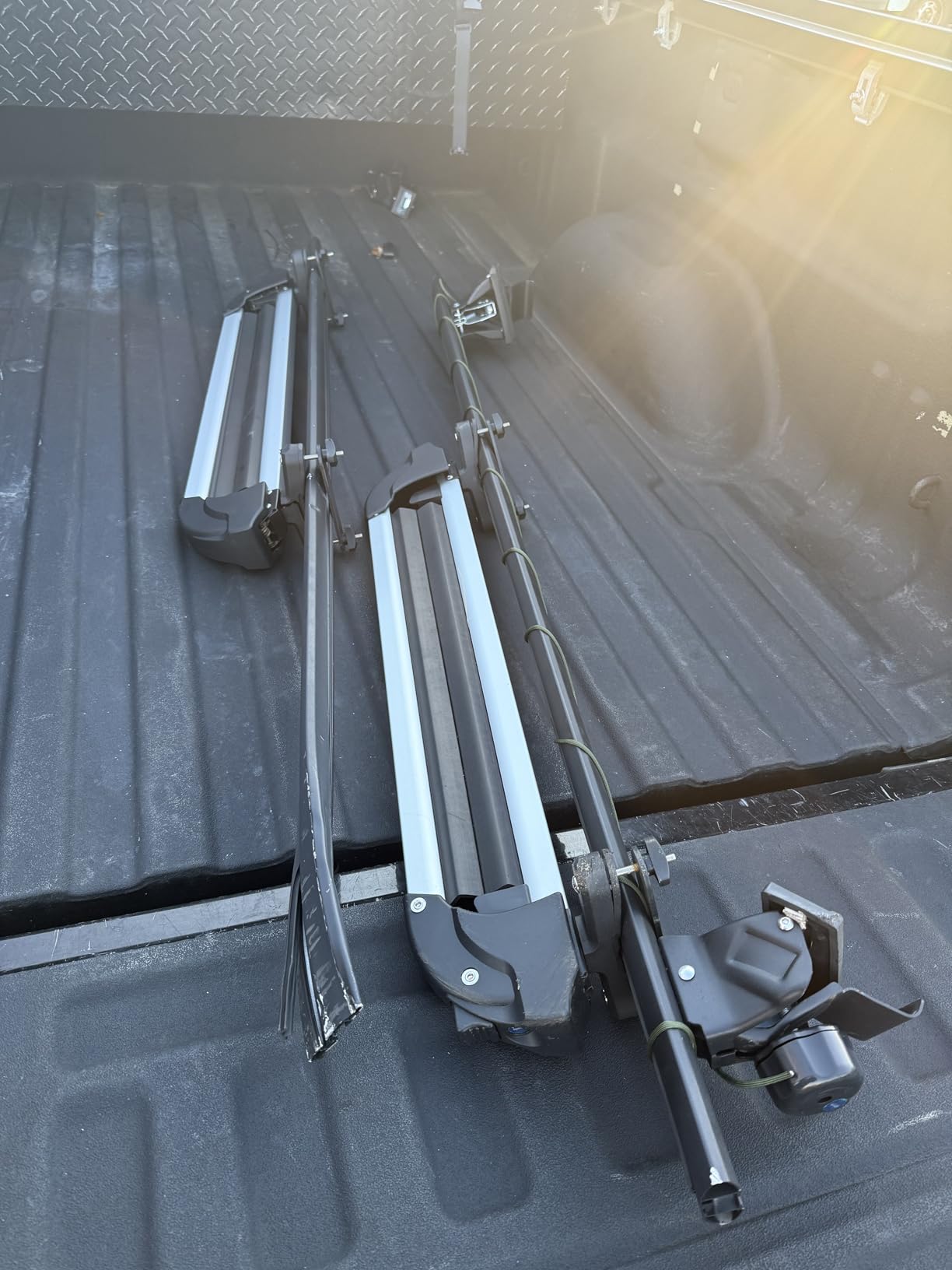VEVOR Universal Car Roof Rack - Fit Most Crossbars, Carry up to 6 Pairs of Skis or 4 Snowboards, Aluminum Snowboard Ski Rack with Lock & Rubber Padding customer photo 1