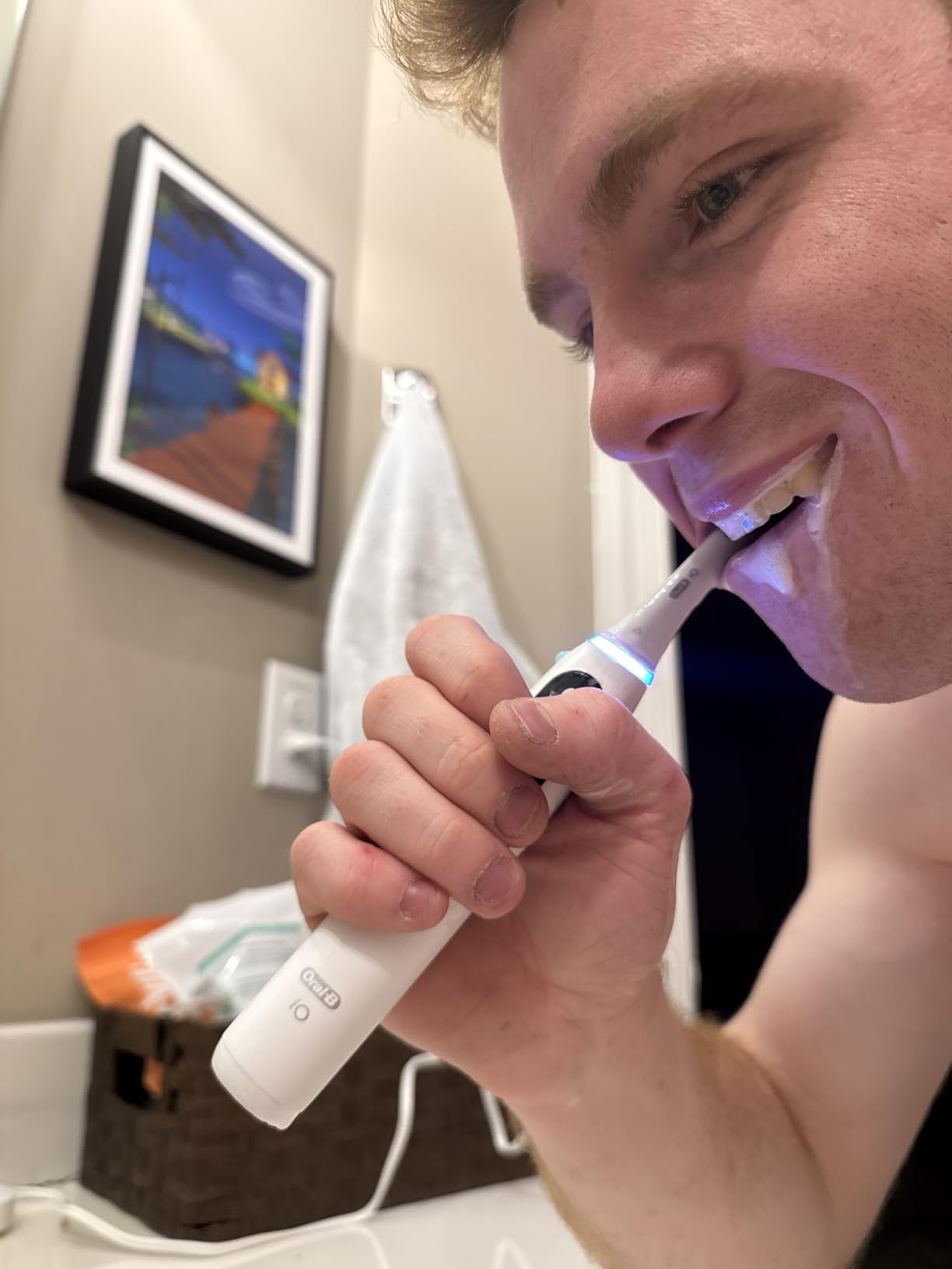 Oral-B Rechargeable Electric Toothbrush, iO7 Limited Deep Clean + Protect, 5 Cleaning Modes, Interactive Display, Visible Pressure Sensor, 2 Brush Heads, Charging Travel Case, White customer photo 1