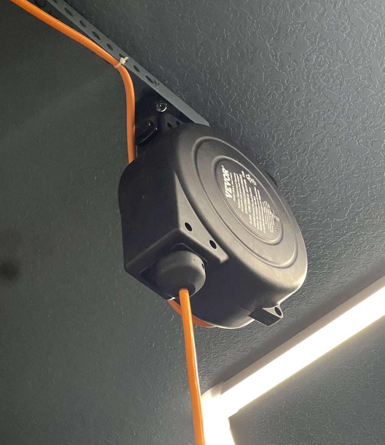 VEVOR 30FT Retractable Extension Cord Reel, Heavy Duty 16AWG/3C SJTOW Cord customer photo 2