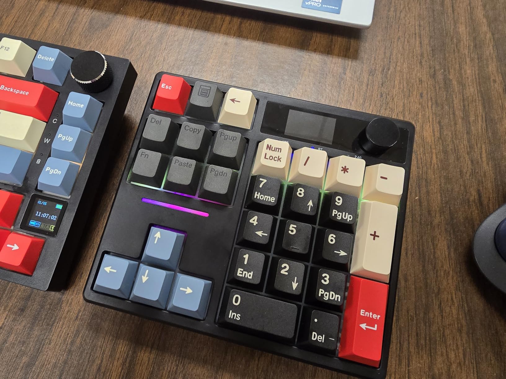 BOYI TD31Pro Mechanical Number Pad,Bluetooth5.0/2.4G/Type-C Wireless Numeric Keypad,RGB HotSwap Numpad with Screen&Knob,PBT Keycap Rechargeable Gasket Number keypad for PC Laptop Desktop(White-Purple) customer photo 1