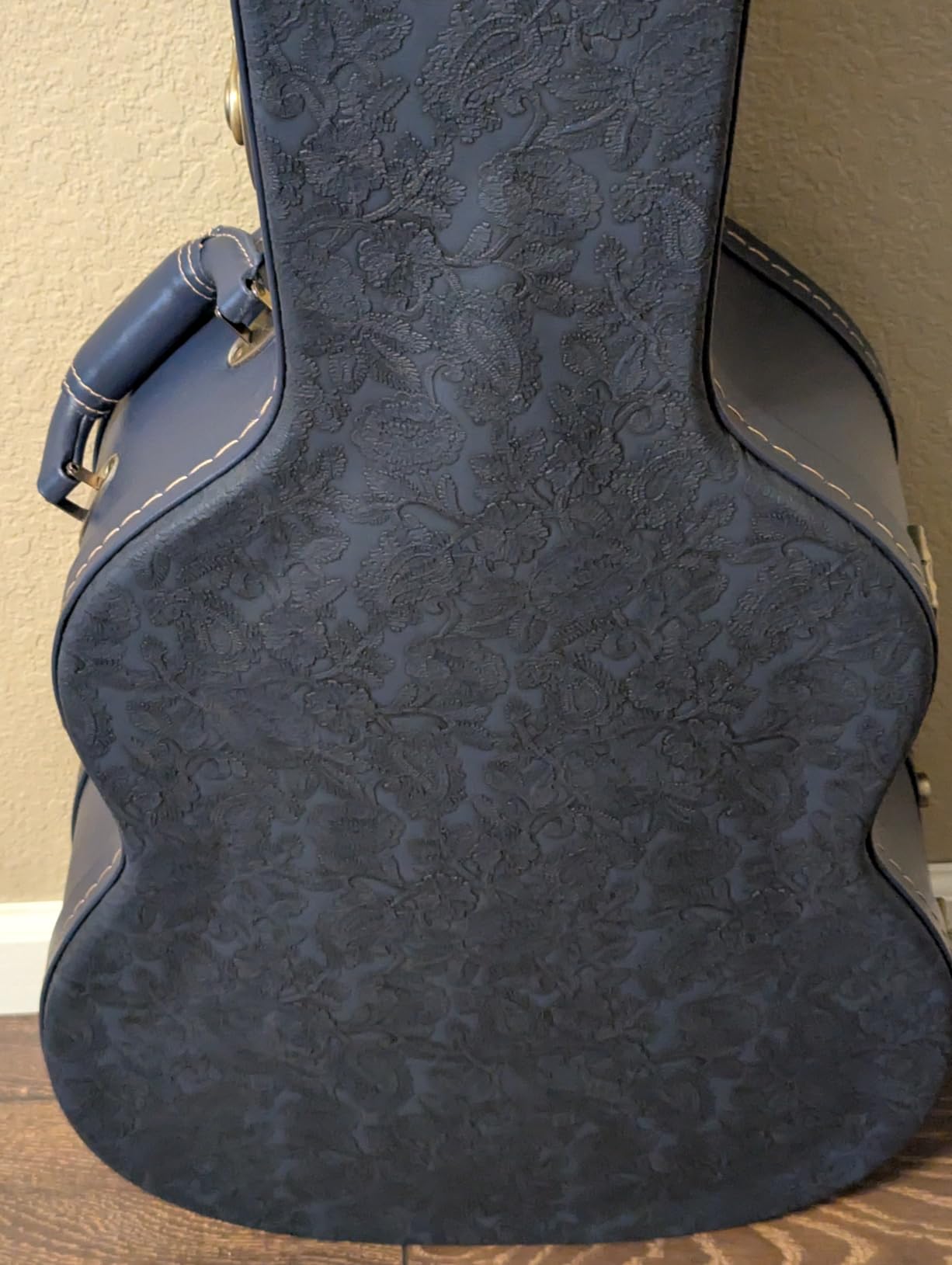 Crossrock Relief Series Dreadnought Guitar Case for Gibson J-45 / Martin D-Style | Carved Red Wood Finish, Ivory Plush Interior, Lock – Premium Wooden Hardshell customer photo 2