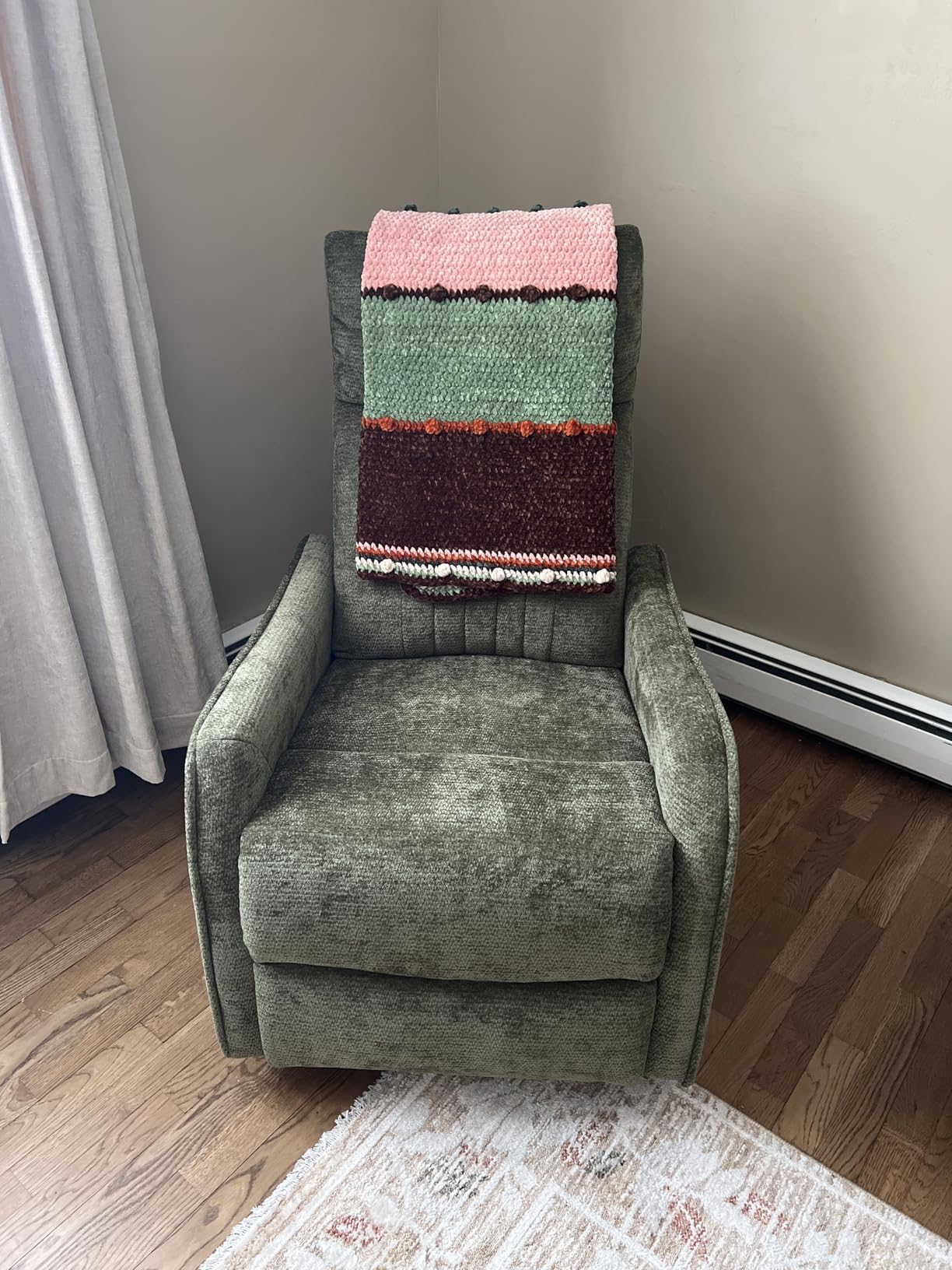 Trustyue Swivel Rocker Recliner Chair, 360° Swivel Recliner with Heat and Massage, Rocker Recliner Nursery Glider Chair with Side Pockets for Living Room (Beige, Fabric) customer photo 2