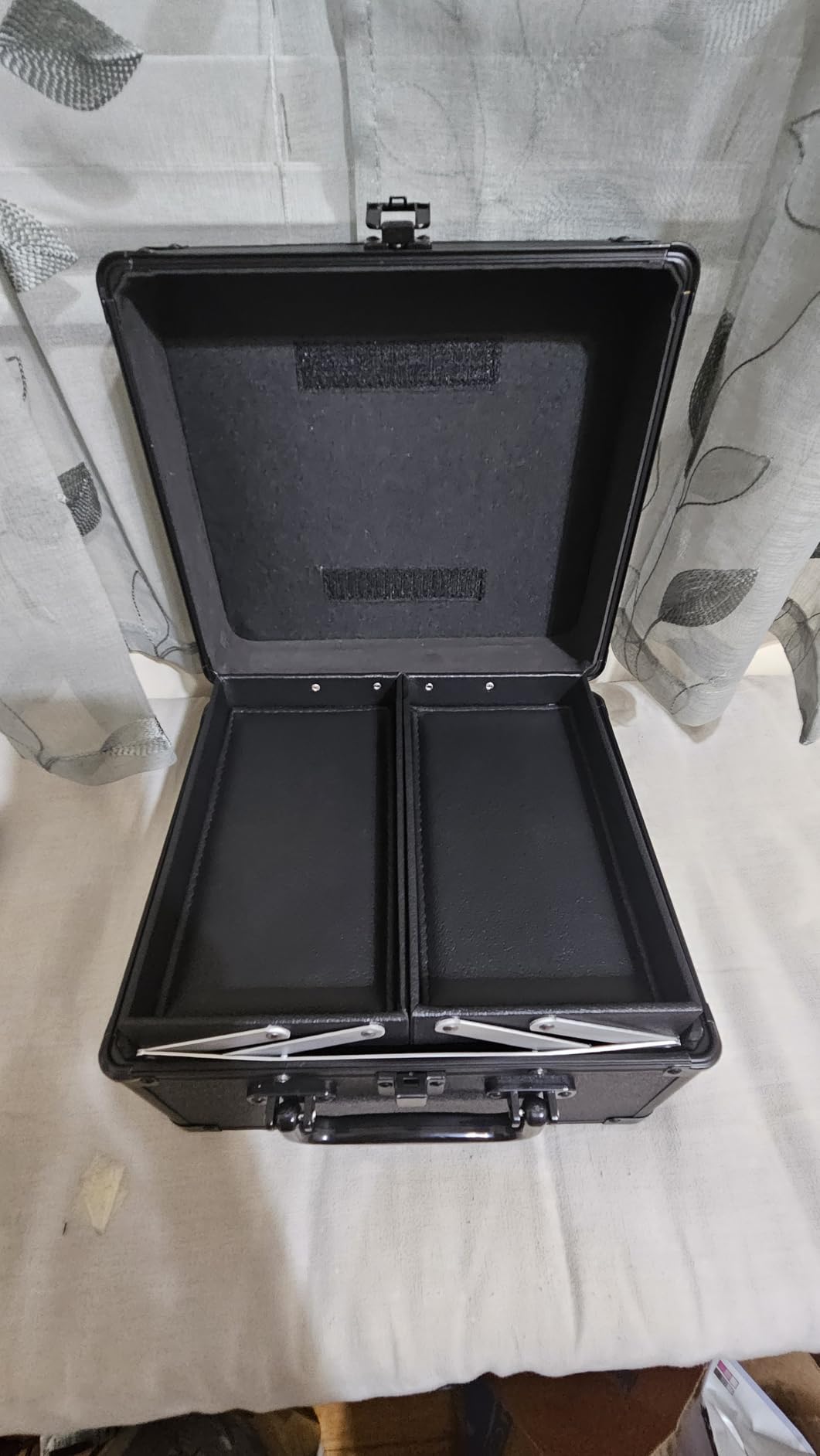 Chomeiu Hard Makeup Case with LED Mirror, Makeup Box Organizer with 2 Trays customer photo 2
