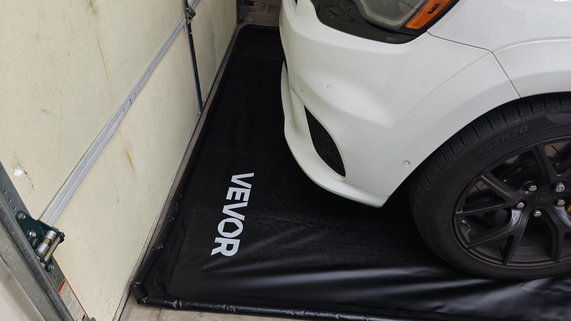 VEVOR Containment Mat, 7 ft 9 in x 18 ft, Non-Slip PVC Garage Floor Mat with a Cleaning Squeegee, Heavy Duty Durable Waterproof Containment Protection from Snow, Rain and Mud for Cars Parking, Black customer photo 2