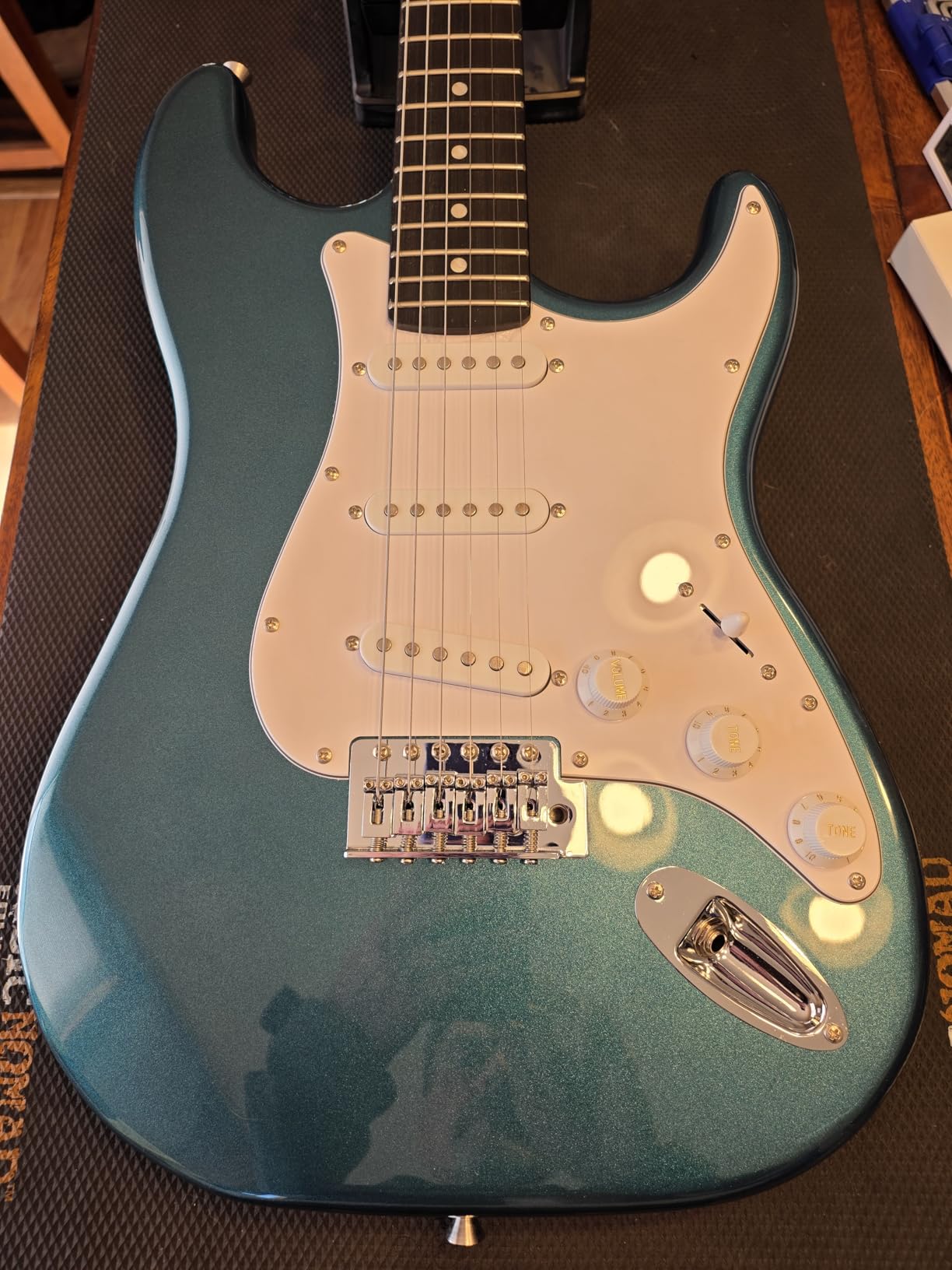Leo Jaymz Beginner Electric Guitar 39” Kit with Portable Amplifier, Padded Gig Bag, Digital Tuner,Capo,Strap,Picks,Classic SSS Pickups(Pink-Cyan Fade-SSS) customer photo 2