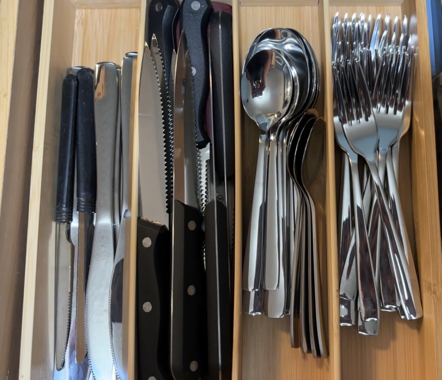 Hiware 48-Piece Black Silverware Set for 8, 18/10 Stainless Steel Flatware Cutlery Set with Forks, Knives, Spoons, Steak Knives, Durable and Elegant Design Utensils Tableware - Dishwasher Safe customer photo 2