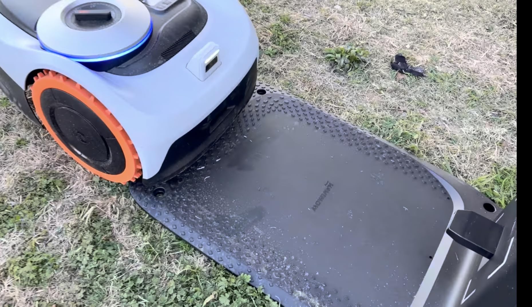 Segway Navimow i210 AWD Robot Lawn Mower Wire Free, 0.25 Acre, 45% Slopes customer photo 1