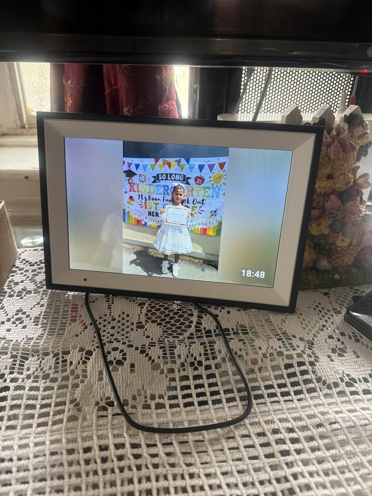 AEEZO Digital Picture Frame, 10.1 Inch Digital Photo Frame with 1280 * 800 HD IPS Touch Screen, Smart Digital Frame Built-in 32GB Memory, Auto-Rotate Easy Setup via AiMOR APP(Black) customer photo 1