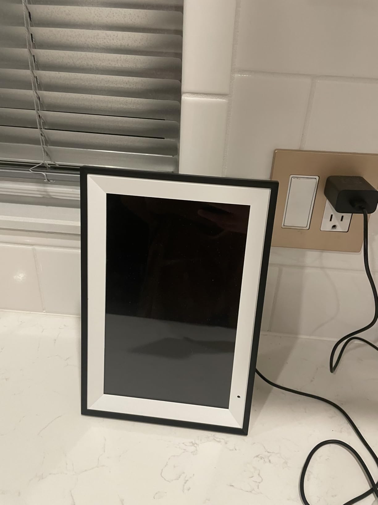 Digital Picture Frame 10.1 Inch Digital Photo Frame 32GB Storage, WiFi Picture Frame with1280x800 IPS Touch Screen, Auto-Rotate Photo Frame Share Your Photos and Videos via AiMOR App, Black customer photo 1