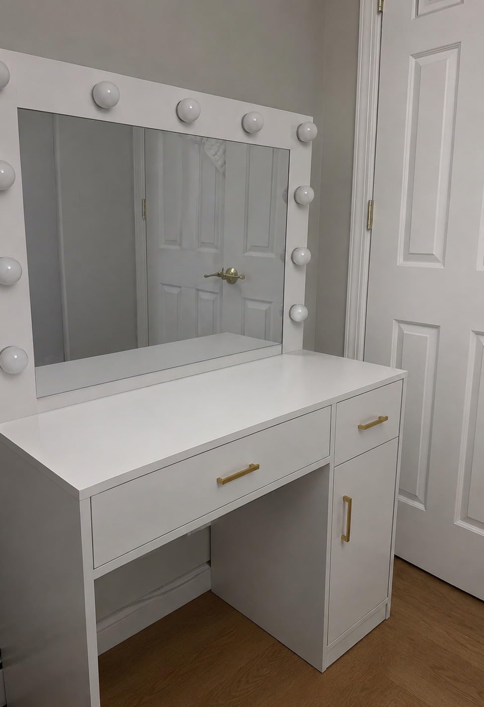 DUMOS Makeup Vanity Desk with Mirror and Lights, Charging Station customer photo 2