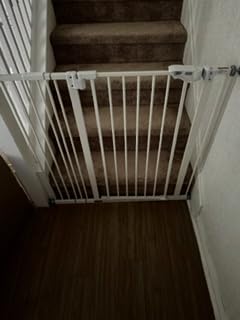 InnoTruth 29.6-50.1 in Extra Wide Baby Gate for Stairs and Doorways, White customer photo 2