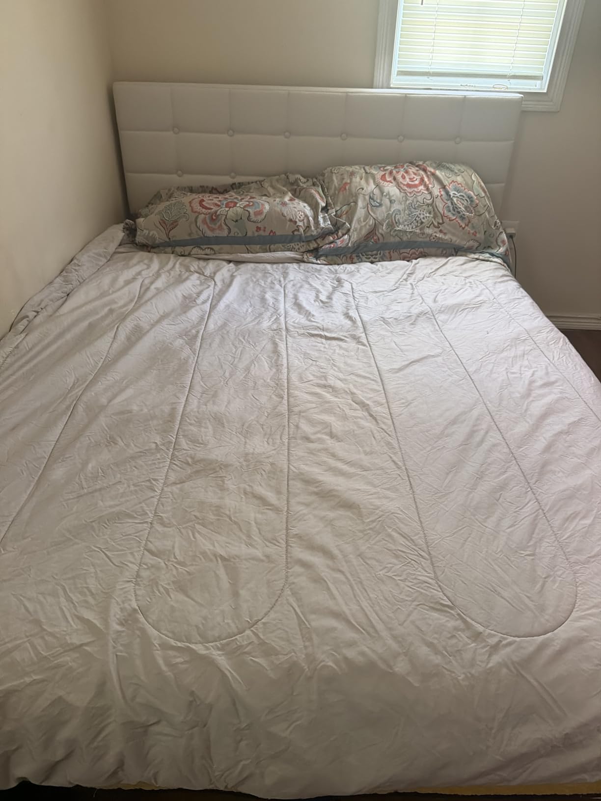 Yaheetech King Size Upholstered Tufted Bed Frame with Headboard customer photo 2