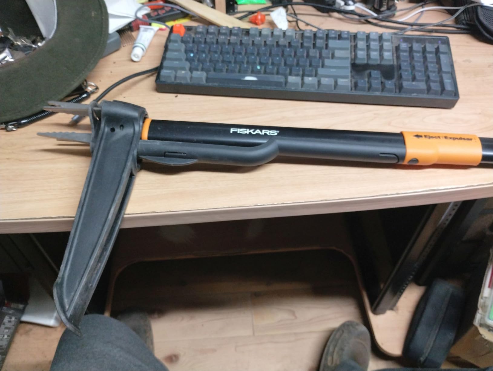 Fiskars Deluxe Stand-Up Weed Puller Tool, 4 Serrated Stainless Steel Claws customer photo 2