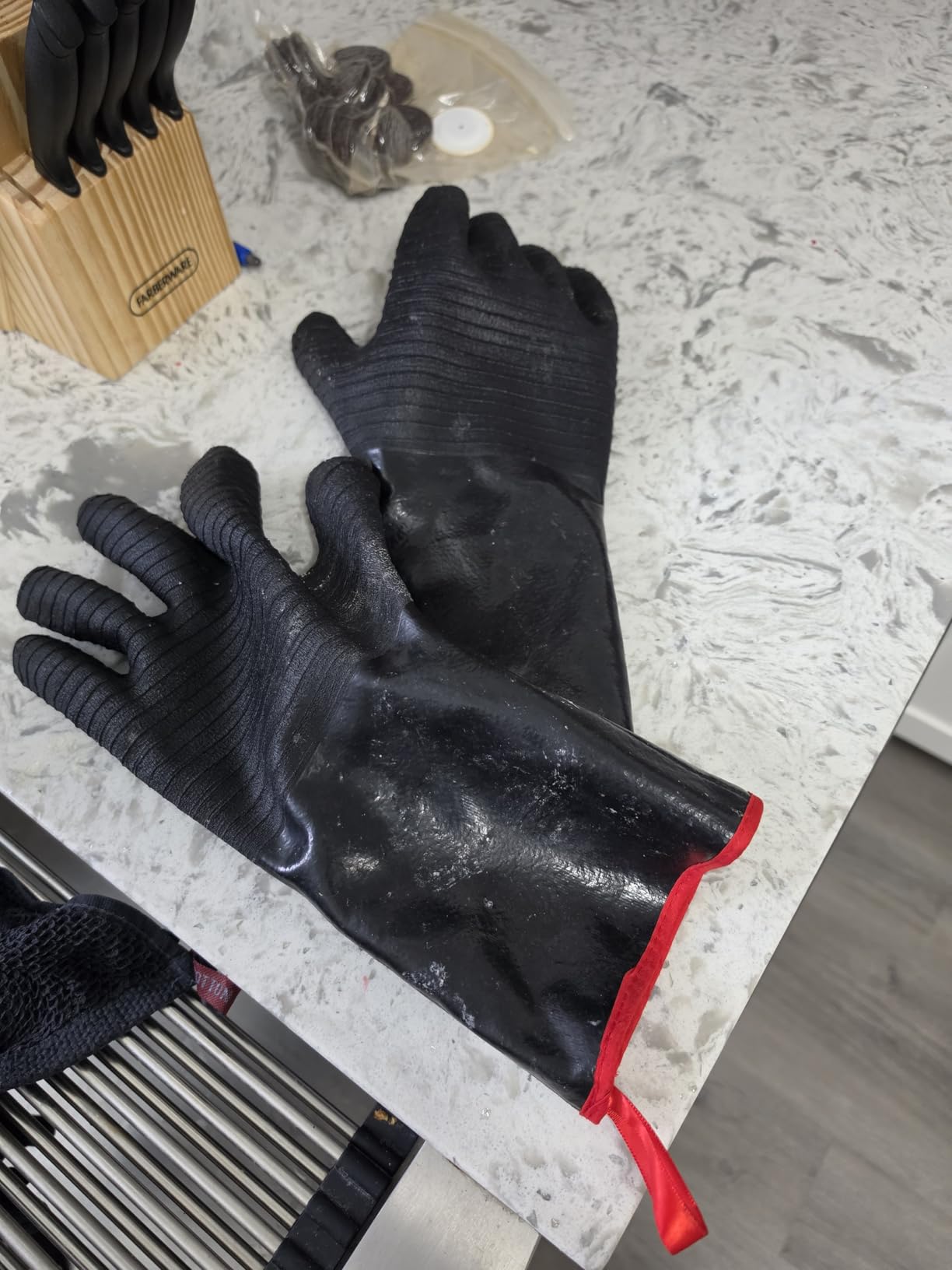932°F Extreme Heat Resistant Gloves for Grill BBQ,Aillary Waterproof Long Sleeve Pit Grill Gloves for Fryer, Baking, Oven,Smoker,Fireproof, Oil Resistant Neoprene Coating（14-Inch ） customer photo 1