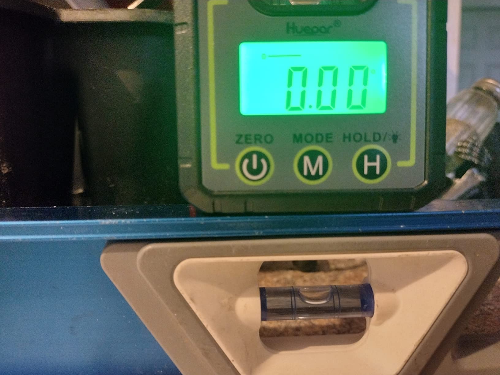 Huepar Digital Level Angle Gauge Mini Angle Finder Level Box with V-Groove Magnetic Base&Backlit LCD Bevel Gauge Inclinometer for Carpentry,Building, Automobile, Masonry - 0~360° Fast Measurement AG01 customer photo 1