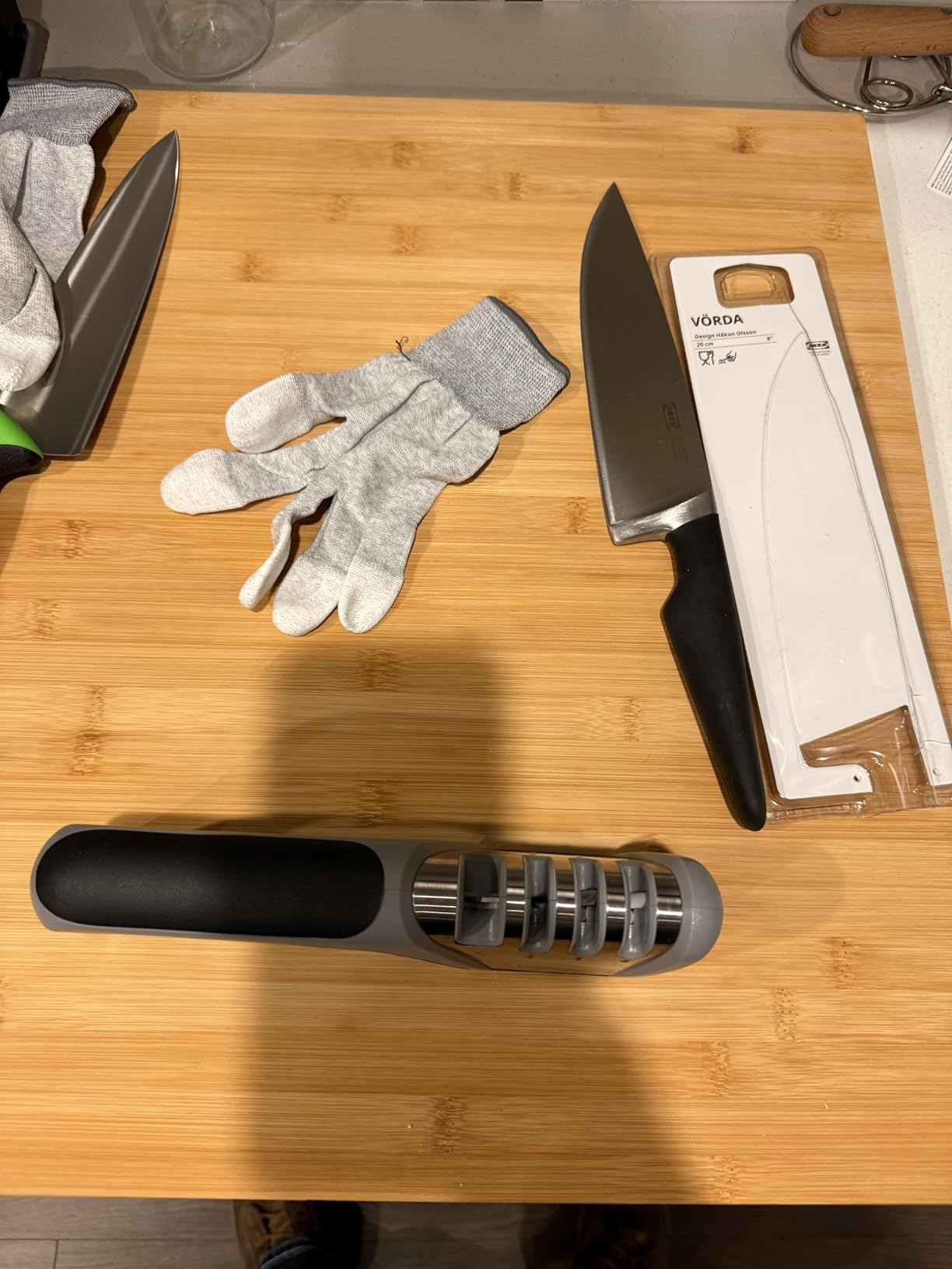Longzon 5-in-1 Knife Sharpener 4 Stage with Cut-Resistant Glove, Quickly Sharpens & Restores Dull Blades, Easy & Safe for Home Manual Kitchen Use, Fits Most Knives and Scissors, Black+Silver customer photo 1