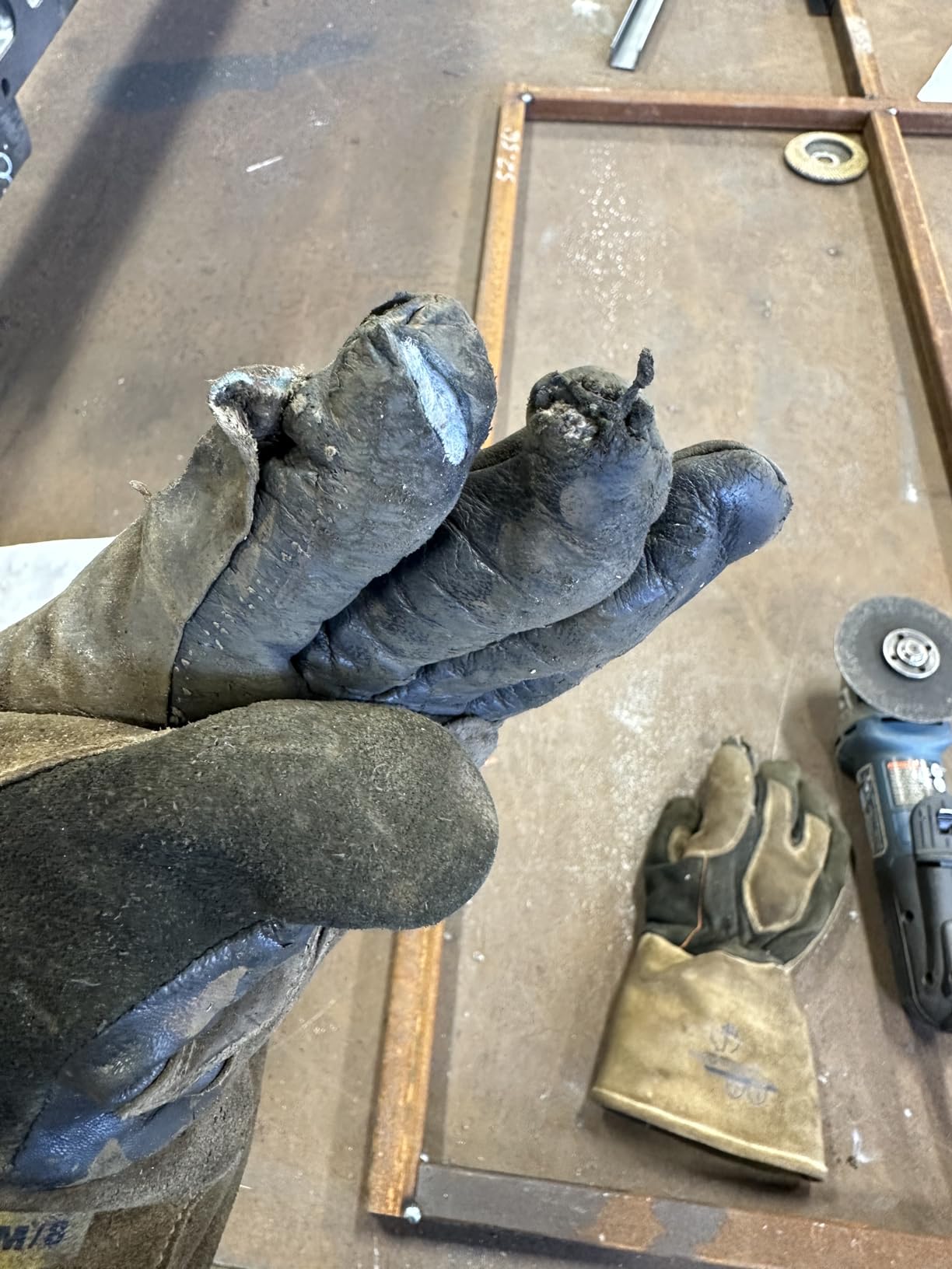 Superior Glove 505GP Endura Goatskin Leather MIG Welding Gloves Cut Resistant High Heat Puncture Resistance (1 Pair) Size Medium customer photo 1