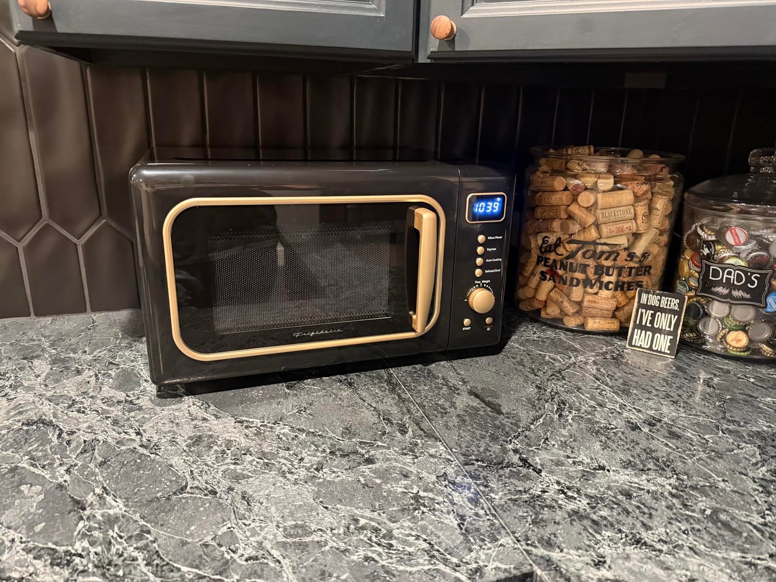 Frigidaire, 0.7 Cu. Ft. Retro Countertop Microwave Oven, 700W Compact Microwave with 8 Auto Cook Menus, Auto Defrost, 5 Power Levels, LED Display, Glass Turntable, Black Gold customer photo 1